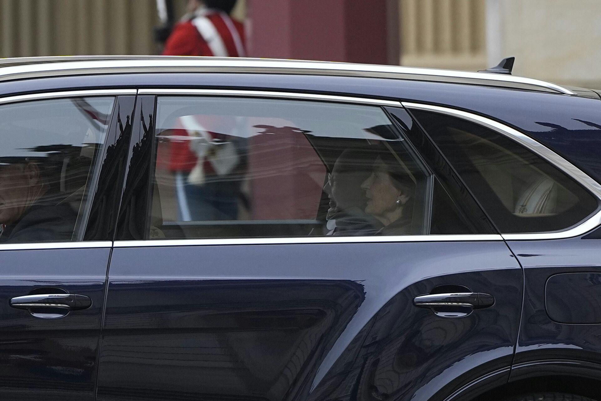 Dronning Margrethe kom kørende forbi fotograferne kort før modtagelsen af præsidentparret ved Amalienborg. Med sig havde hun både sin adjudant og sin hofdame. 