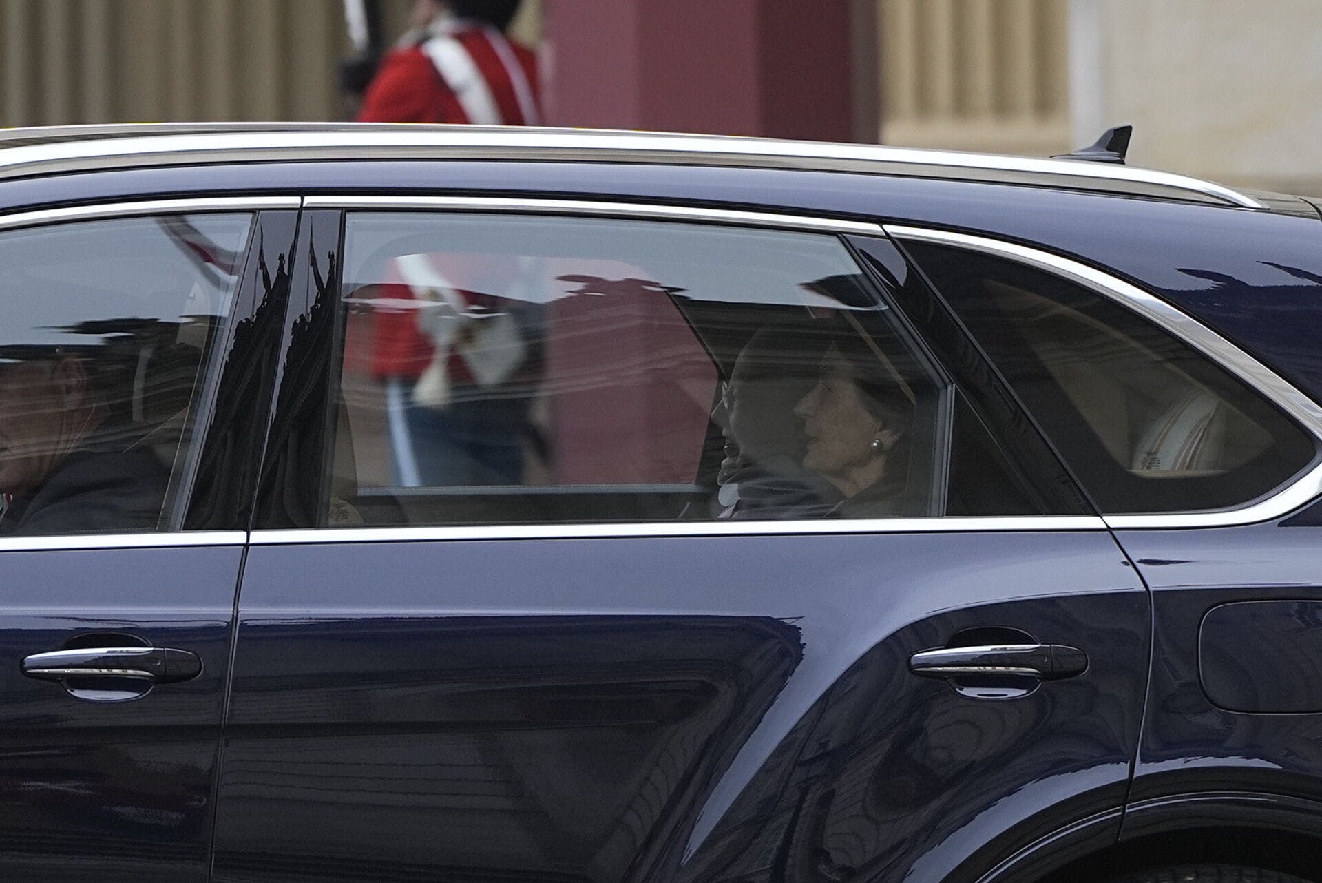 Dronning Margrethe kom kørende forbi fotograferne kort før modtagelsen af præsidentparret ved Amalienborg. Med sig havde hun både sin adjudant og sin hofdame. 