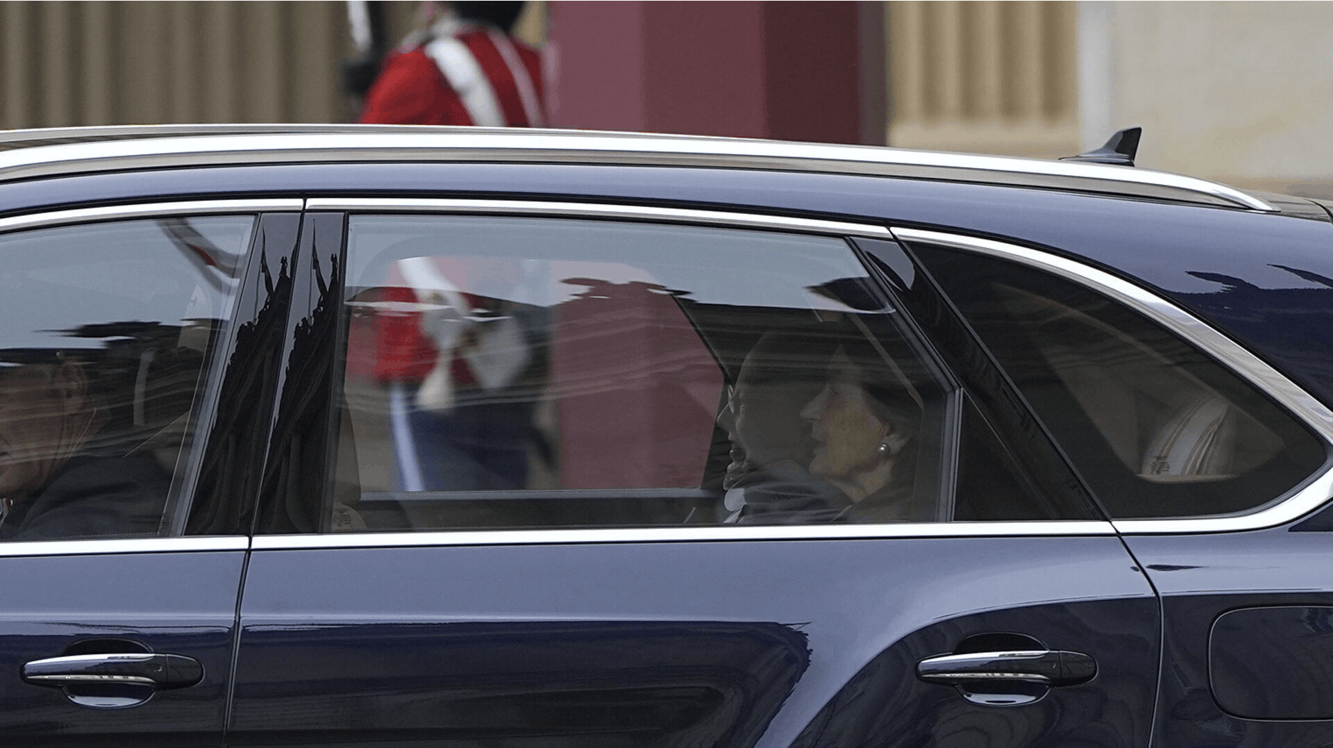 Dronning Margrethe kom kørende forbi fotograferne kort før modtagelsen af præsidentparret ved Amalienborg. Med sig havde hun både sin adjudant og sin hofdame.
