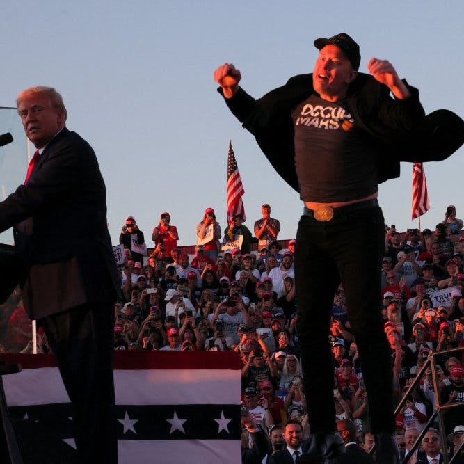 Elon Musk (i midten) var med Donald Trump på scenen, da den republikanske præsidentkandidat lørdag holdt vælgermøde i byen Butler, hvor Trump i juli blev udsat for et attentat. -