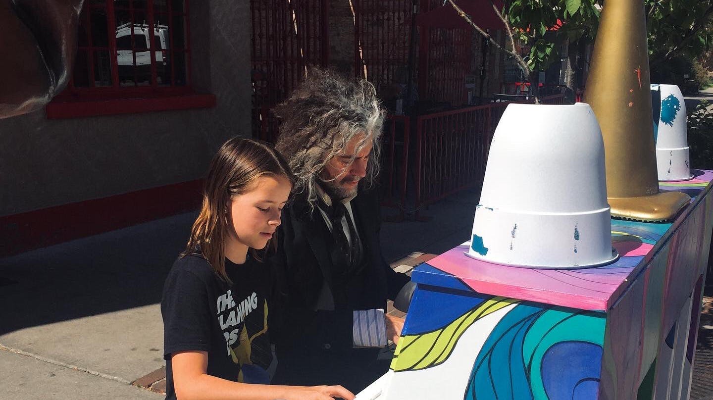 Her ses Nell Smith sammen med forsangeren fra The Flaming Lips, Wayne Coyne.