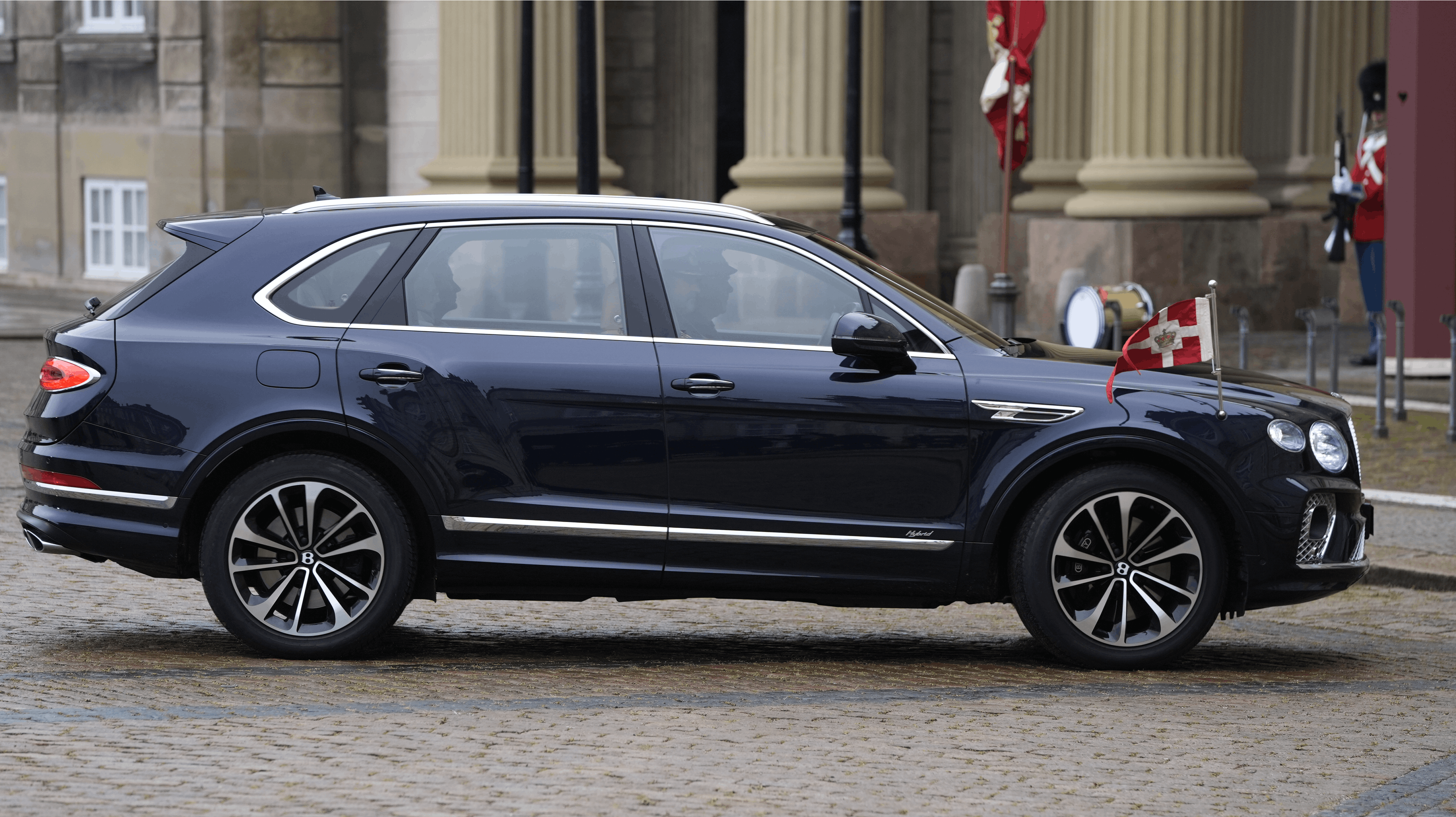 Dronning Margrethe ankommer til Amalienborg. 