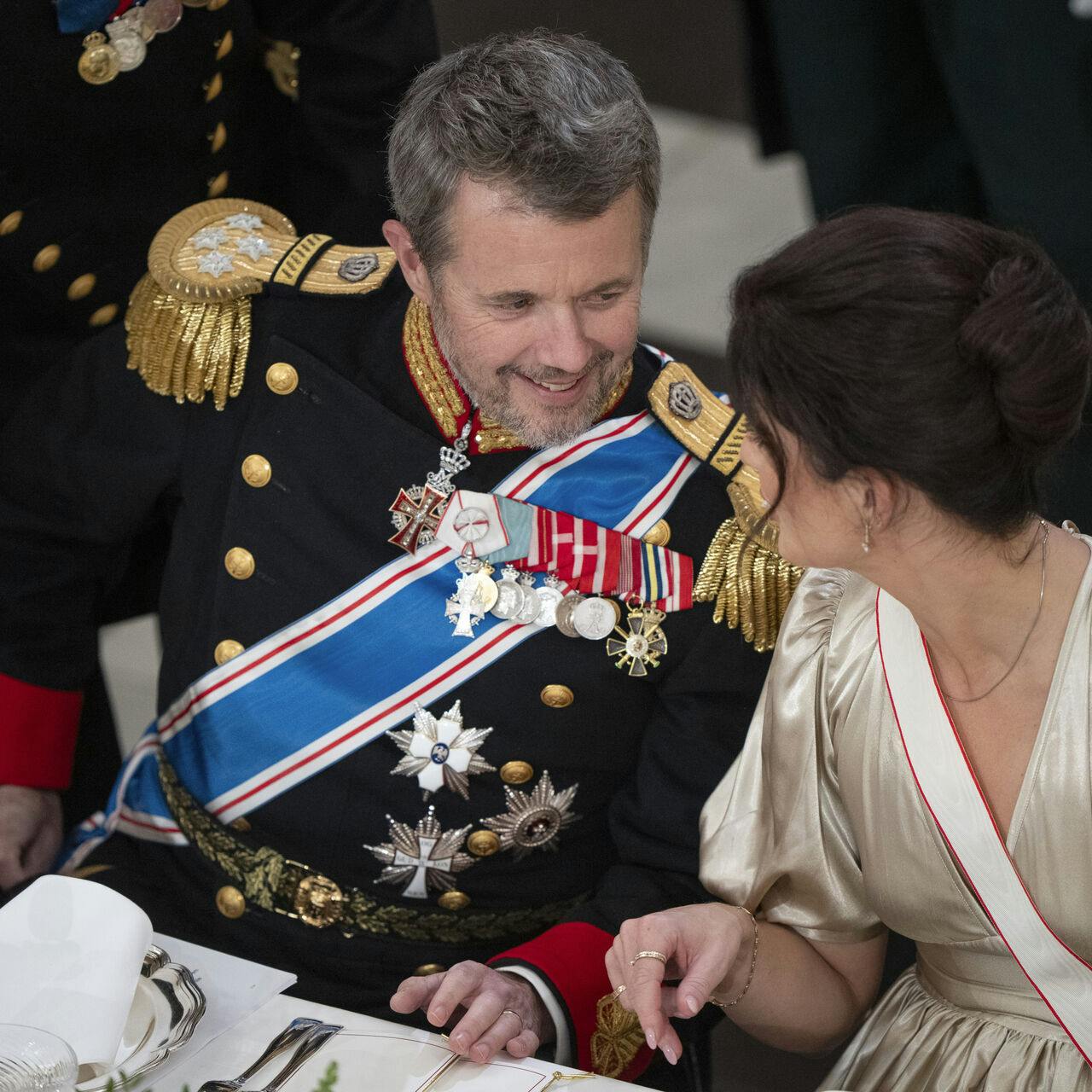 Kong Frederik i samtale med Islands udenrigsminister Thordis Kolbrun Reykfjord Gylfadottir ved gallataffel, som Kong Frederik og Dronning Mary er værter for på Christiansborg Slot i København i Danmark tirsdag den 8. oktober 2024. Det islandske statsbesøg er det første indgående statsbesøg for kongeparret og det første udgående statsbesøg for den nyvalgte islandske præsident. Statsbesøget markerer de historiske bånd og det nære forhold mellem Danmark og Island.. (Foto: Bo Amstrup/Ritzau Scanpix)