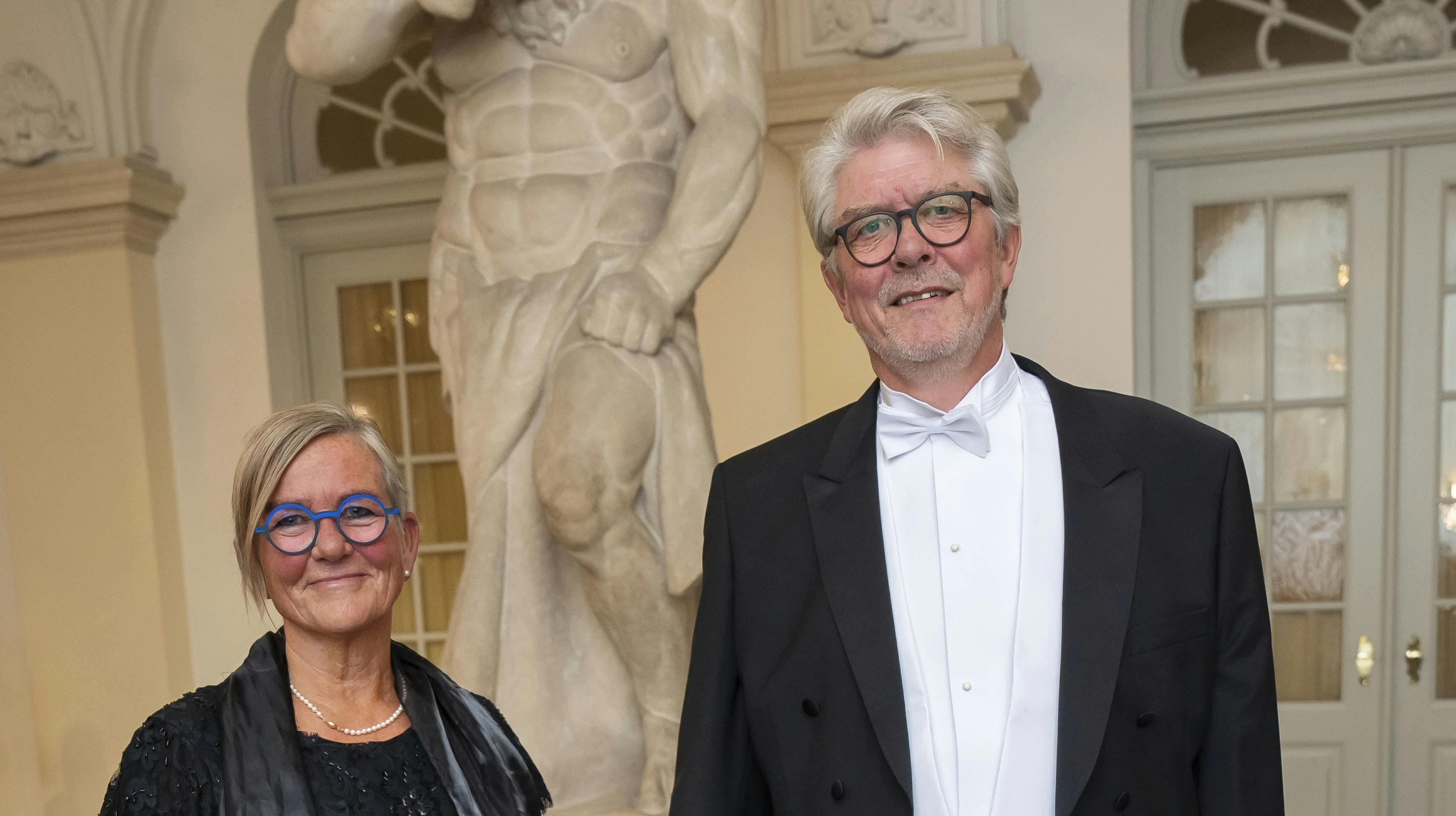 Karsten Hønge og kæresten Nuka Hove havde en dejlig tirsdag aften på Christiansborg Slot. For Hønges vedkommende blev den dog kort afbrudt af en episode, hvor vand og stol var krævet efter en lang dag.