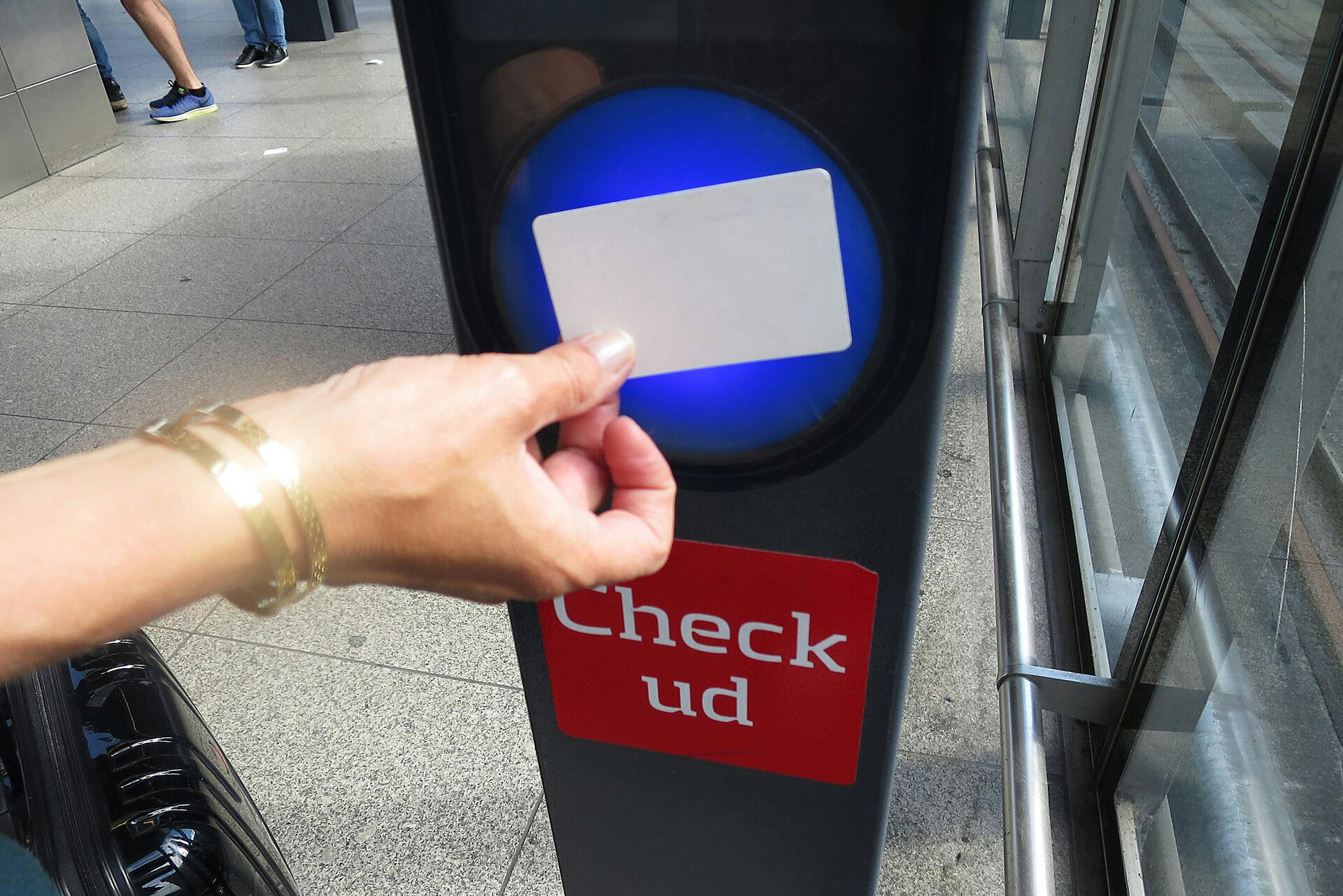 Check ud fra Metroen med rejsekort i Københavns Lufthavn den 19. maj 2018