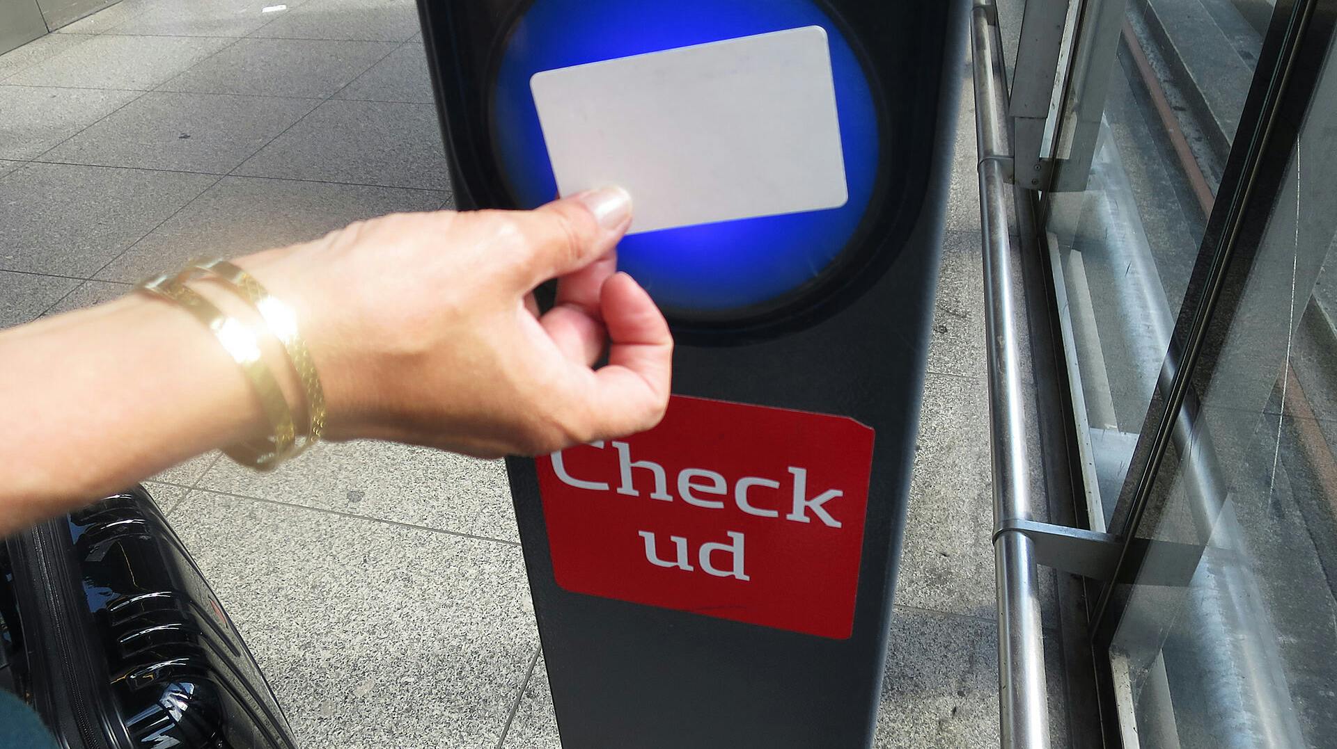 Check ud fra Metroen med rejsekort i Københavns Lufthavn den 19. maj 2018