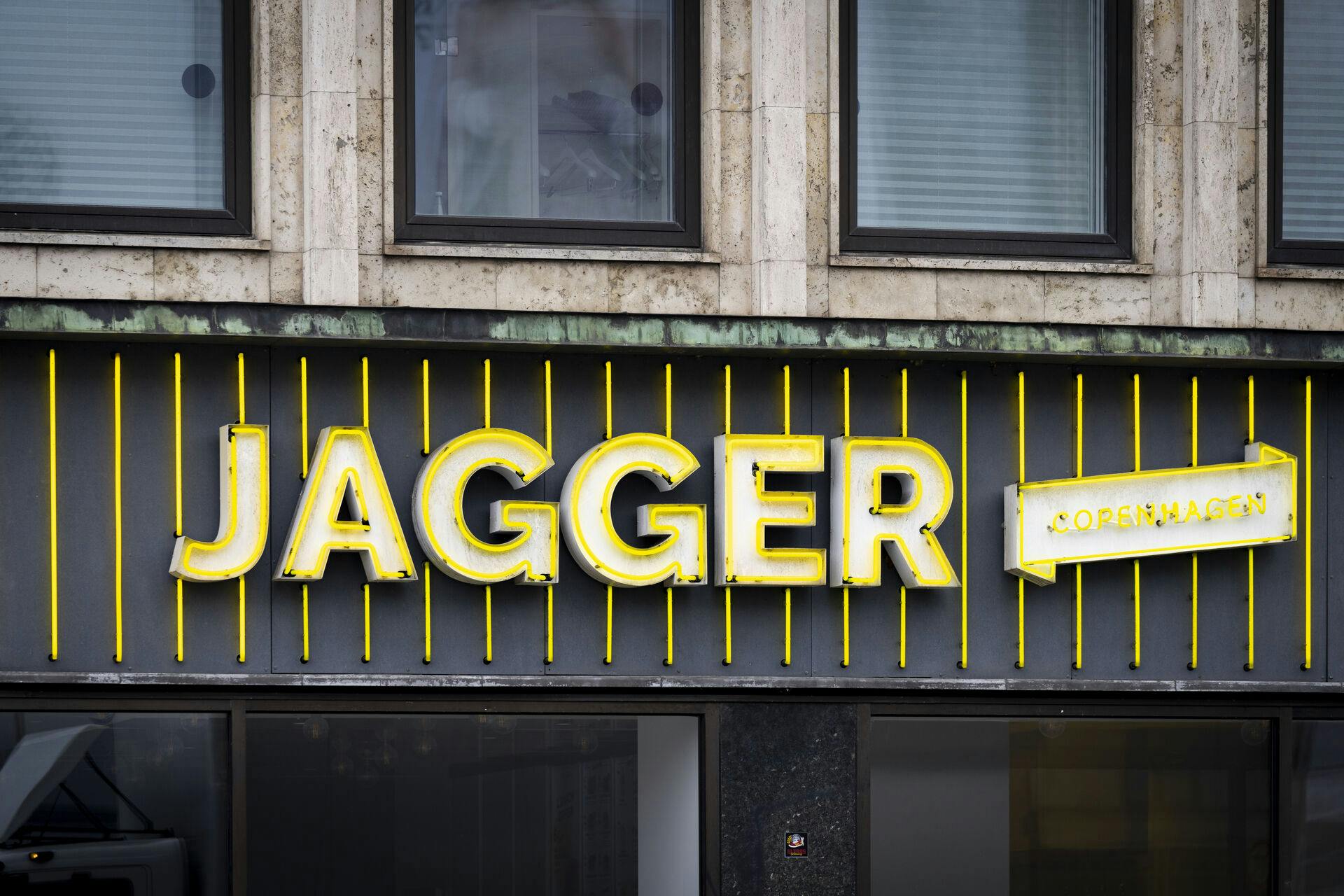 Fastfood-kæden BuzzCPH ejer blandt andet Jagger. Kæden kritiseres ifølge TV 2 Kosmopol for at pålægge kunder skjulte gebyrer, der går til støtte til Røde Kors.