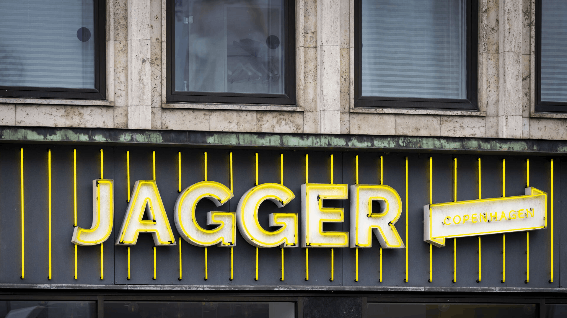 Fastfood-kæden BuzzCPH ejer blandt andet Jagger. Kæden kritiseres ifølge TV 2 Kosmopol for at pålægge kunder skjulte gebyrer, der går til støtte til Røde Kors.