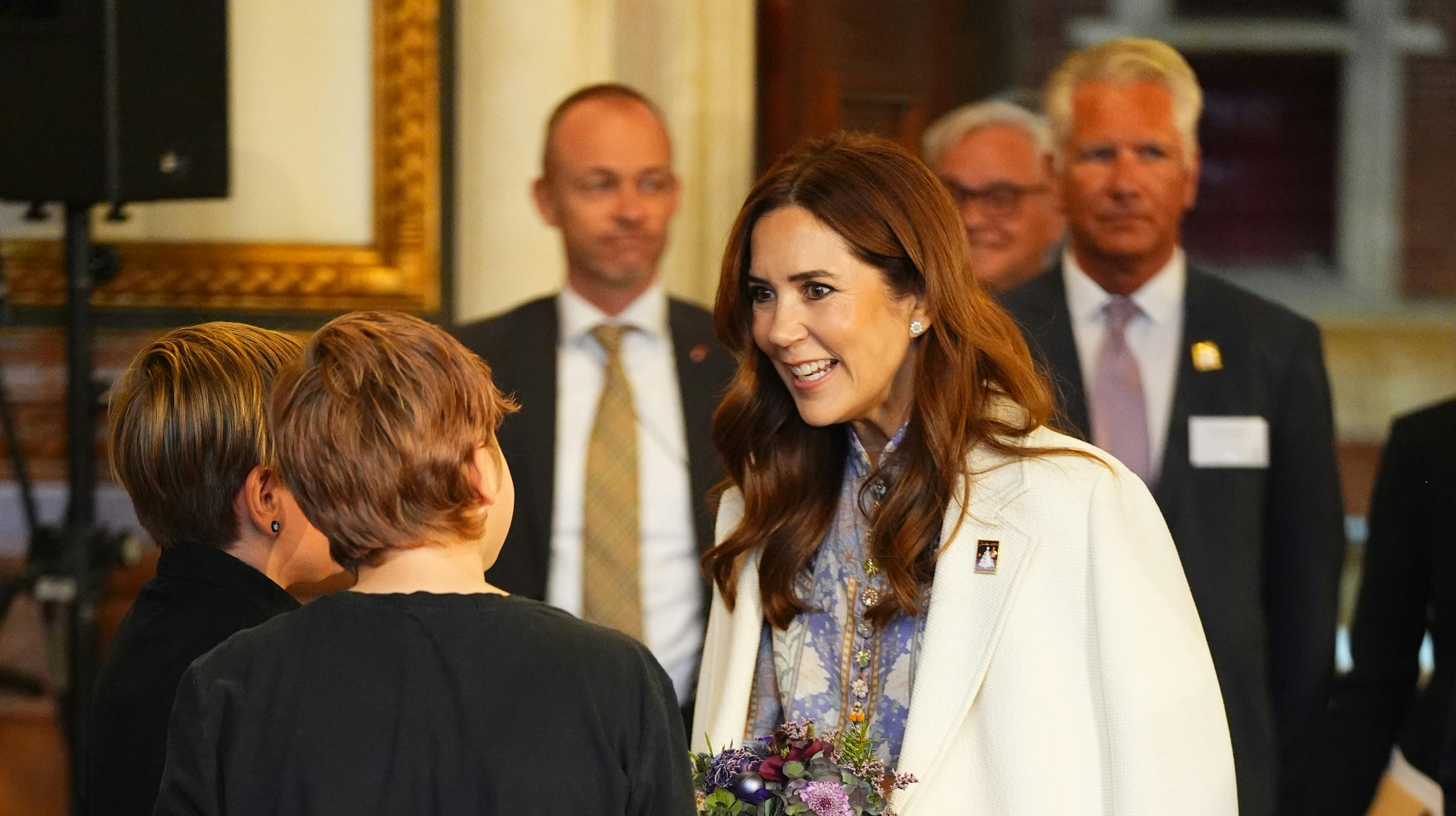 Dronning Mary har torsdag afsløret årets Julemærke. Det foregik i selskab med flere kendte personer.