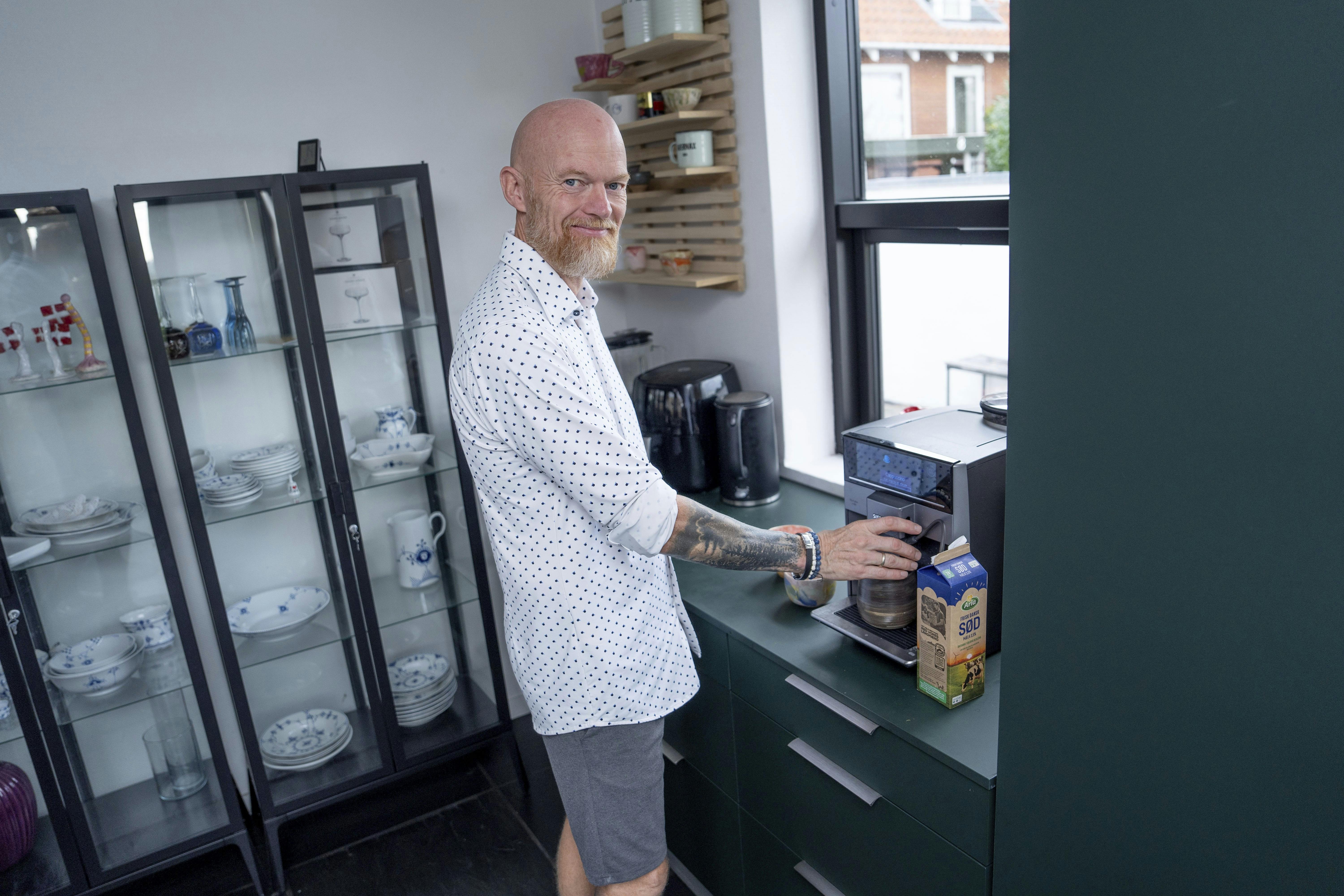 Med en fortid i restaurationsbranchen går Lars op i god mad og drikke. I dag arbejder han på et bosted for omsorgssvigtede unge.