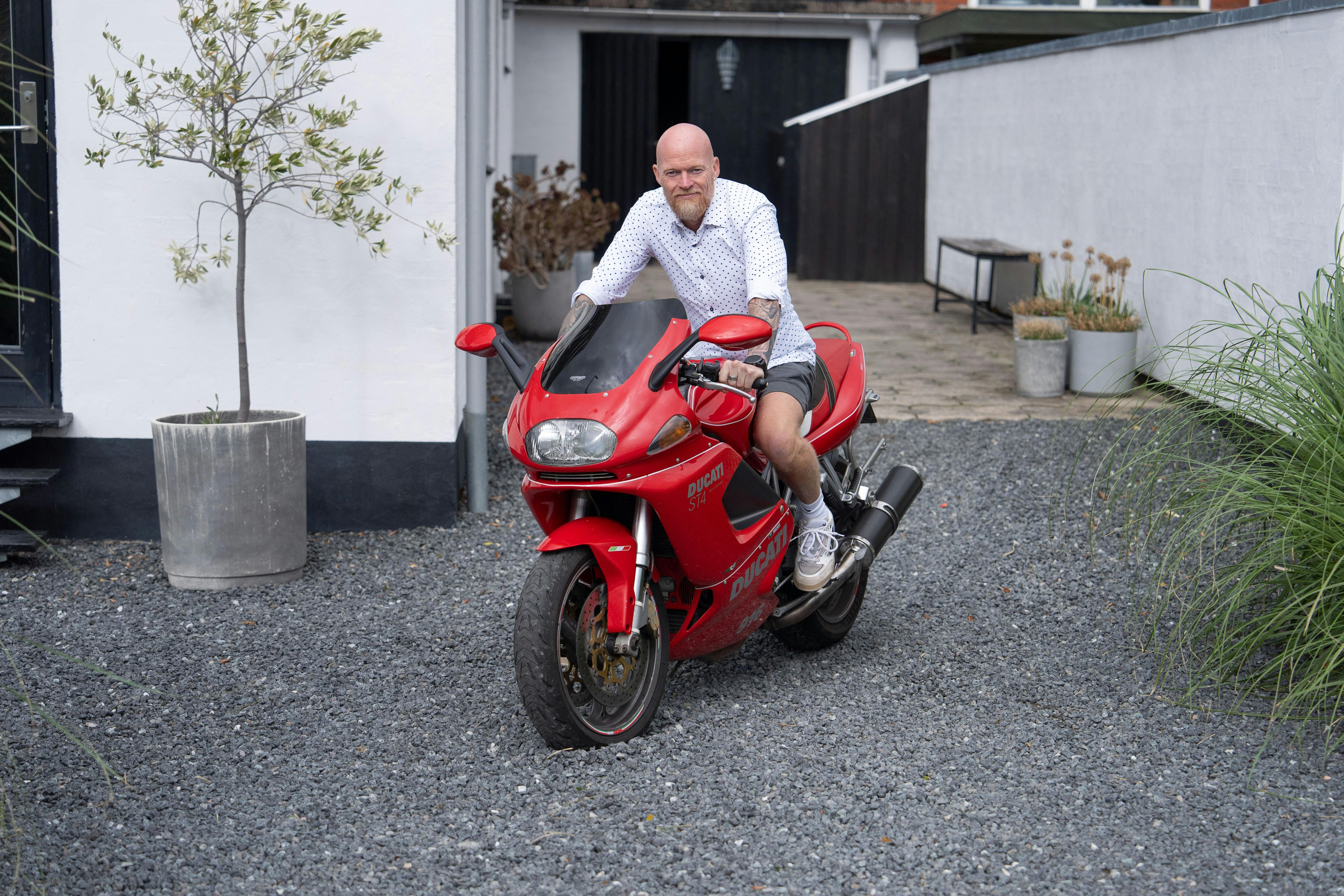 Lars elsker friheden ved at køre på motorcykel – og lyden.