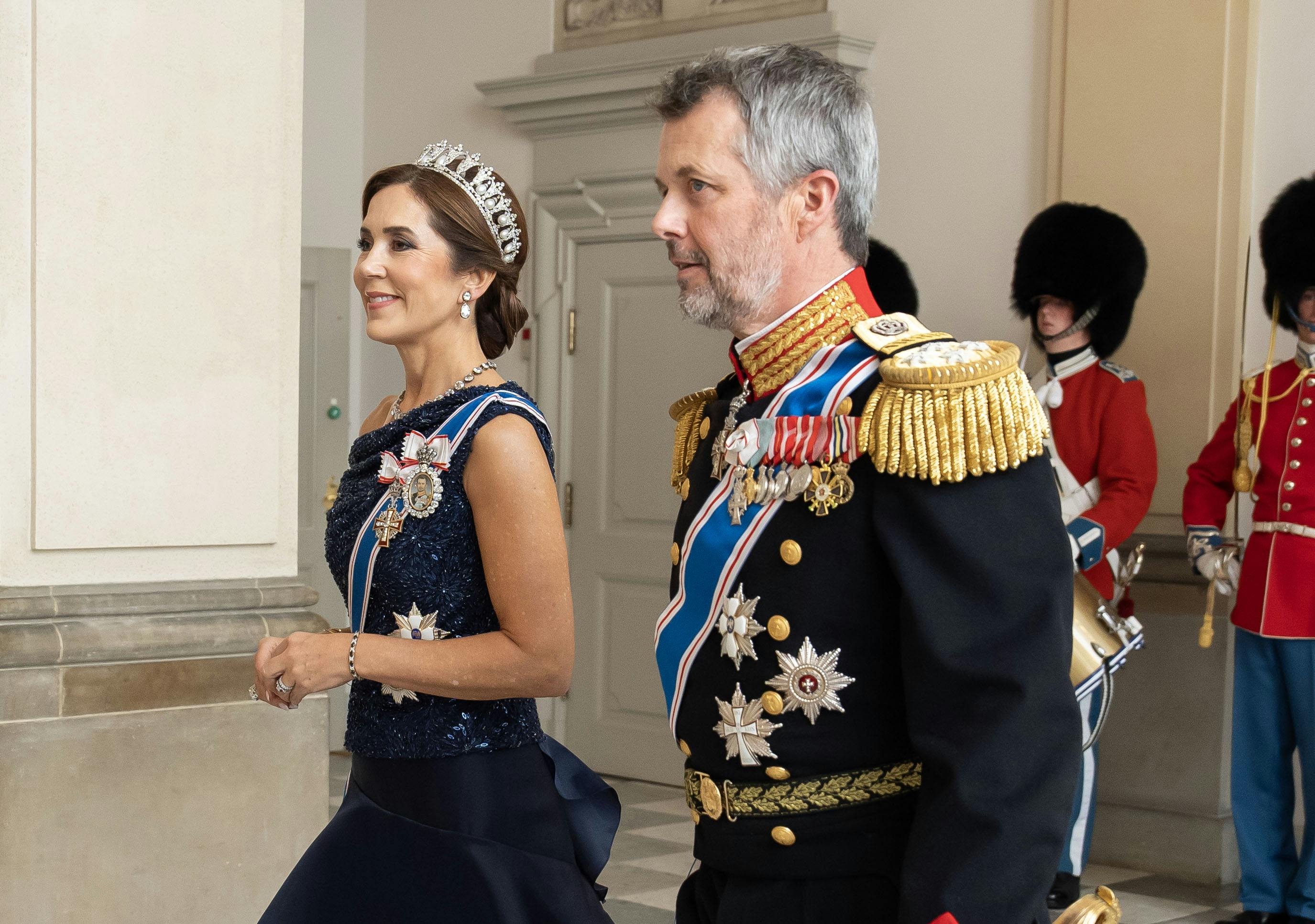 Kong Frederik og dronning Mary ankommer til gallataffel