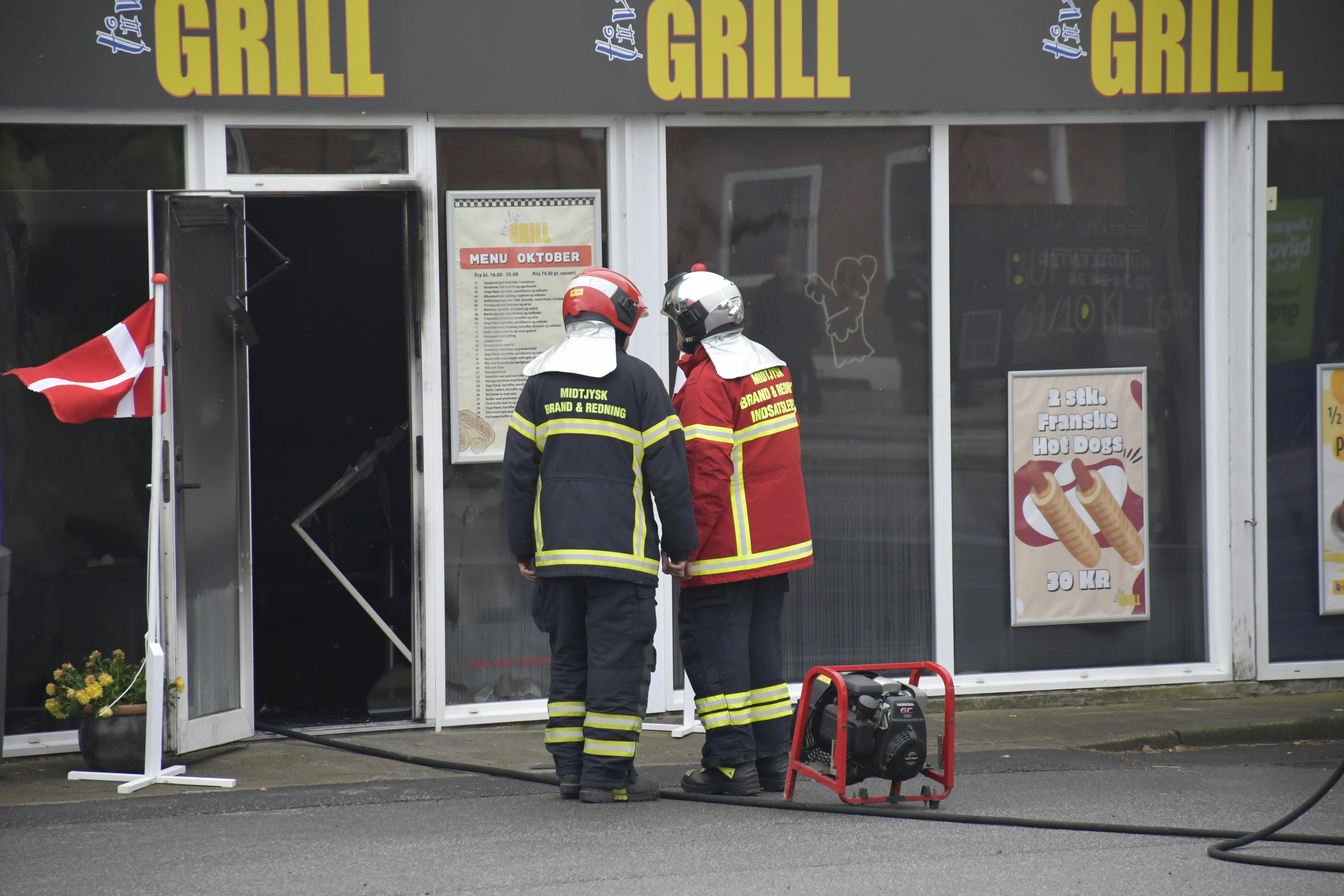 Der var mødt både brandmænd og politi op ved grillbaren.