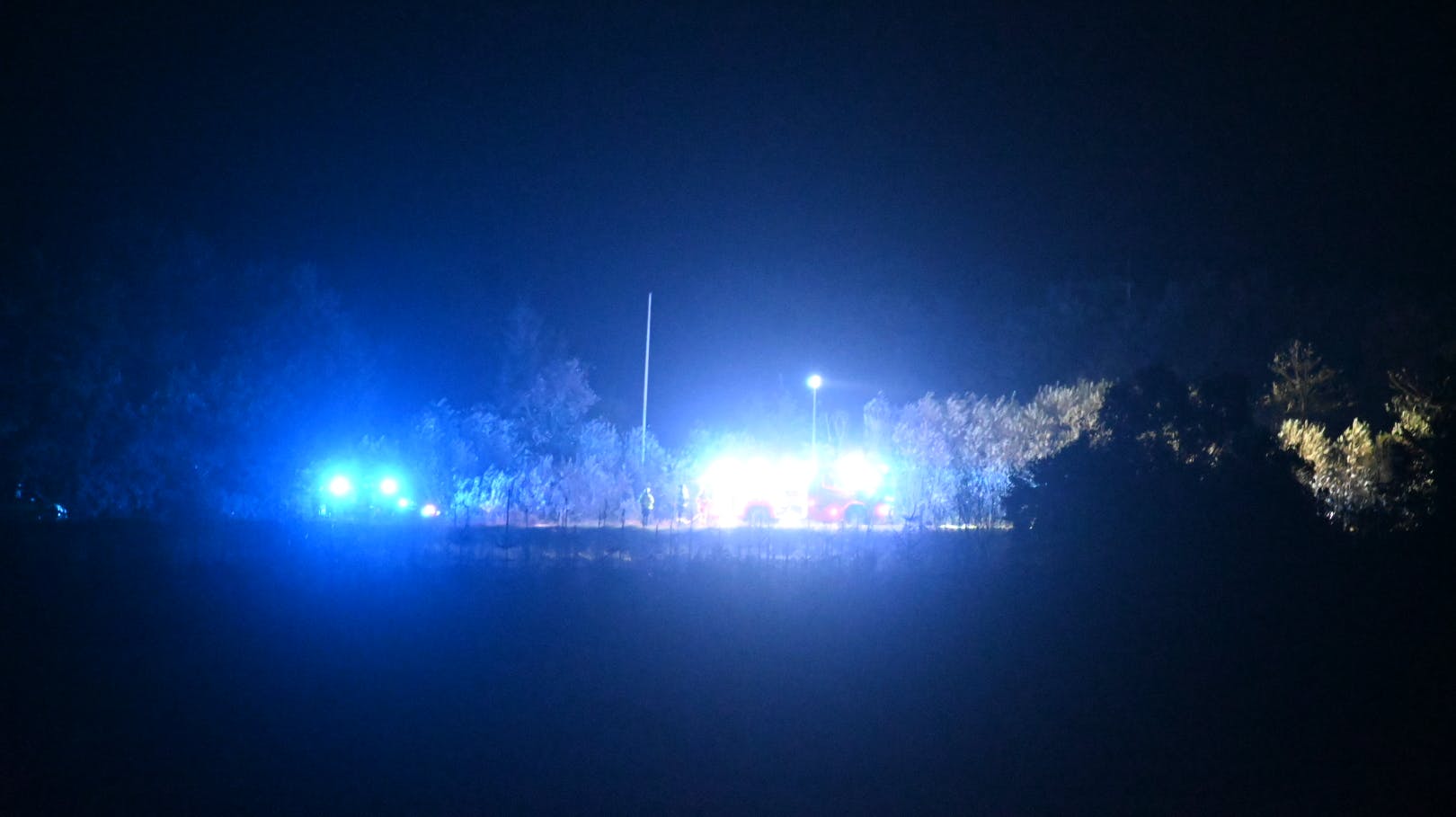 Politi og brandvæsen blev natten til mandag kaldt ud til en meget farlig situation, hvor en lastbil var brudt i brand - iblandt godset lå 300 iltflasker.