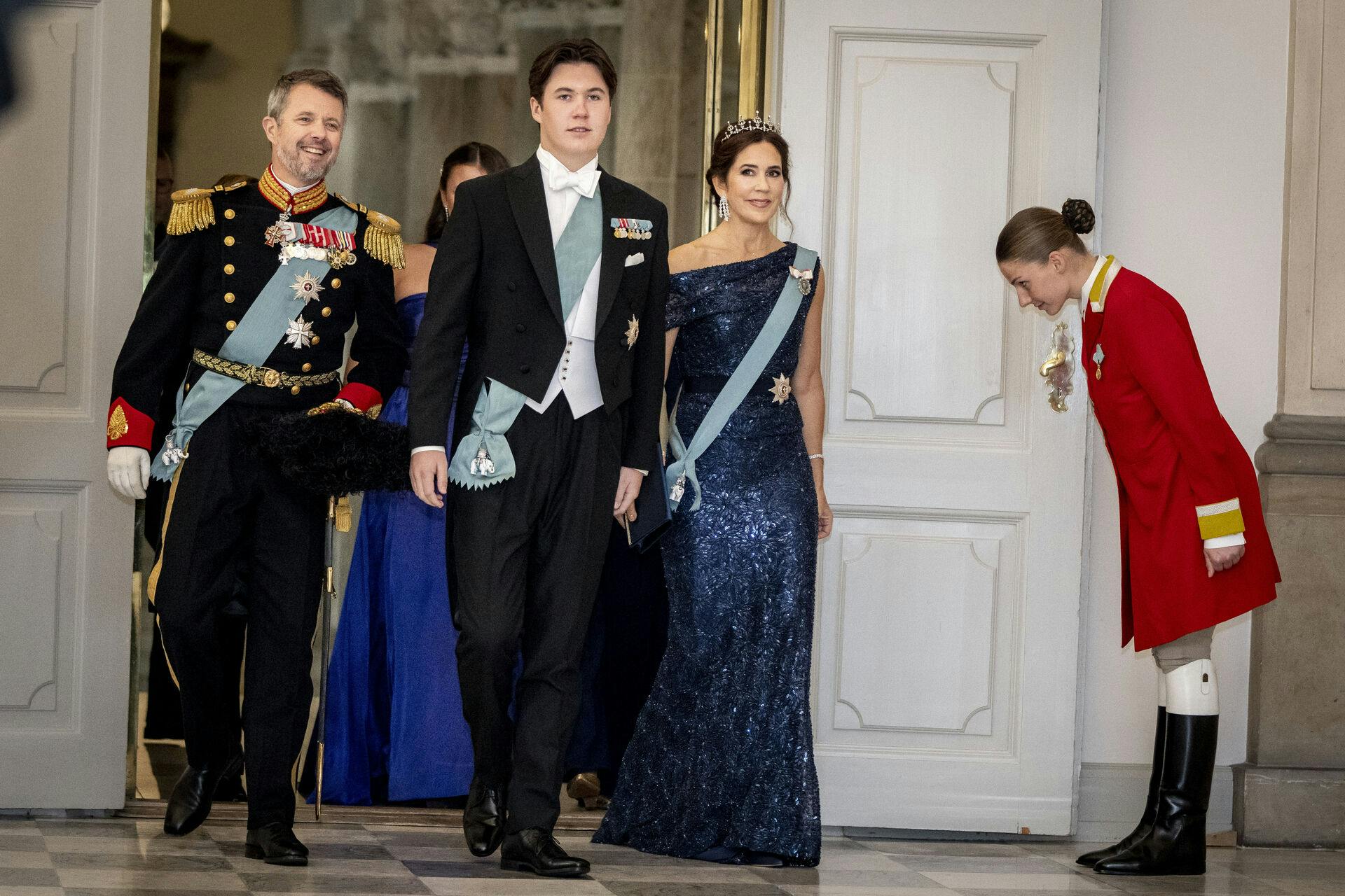 Kronprins Frederik, prins Christian og kronprinsesse Mary ankommer til prins Christians 18 års fødselsdag.