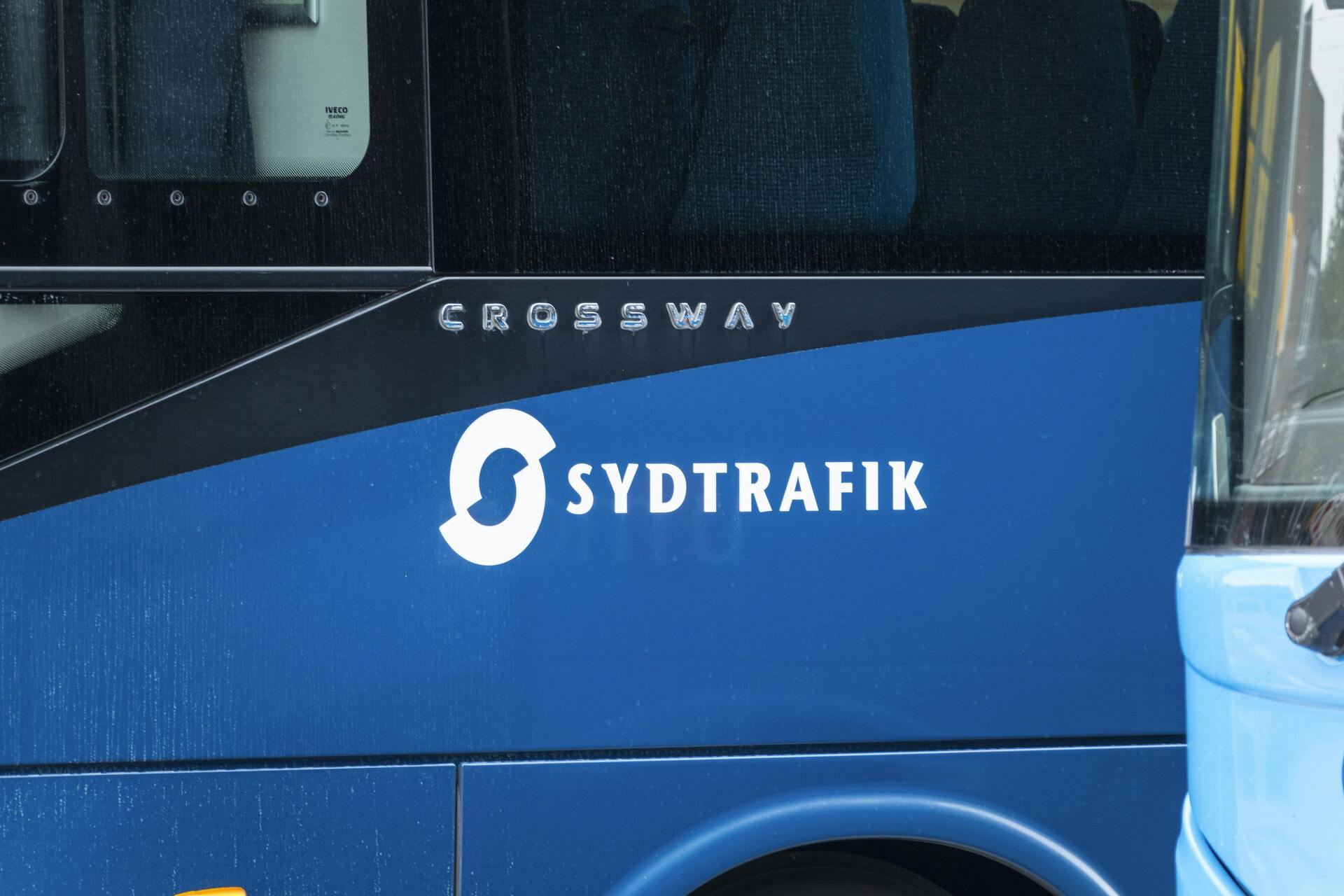 Blå bus fra Sydtrafik ved Sønderborg Rutebilstation, 8 oktober 2023