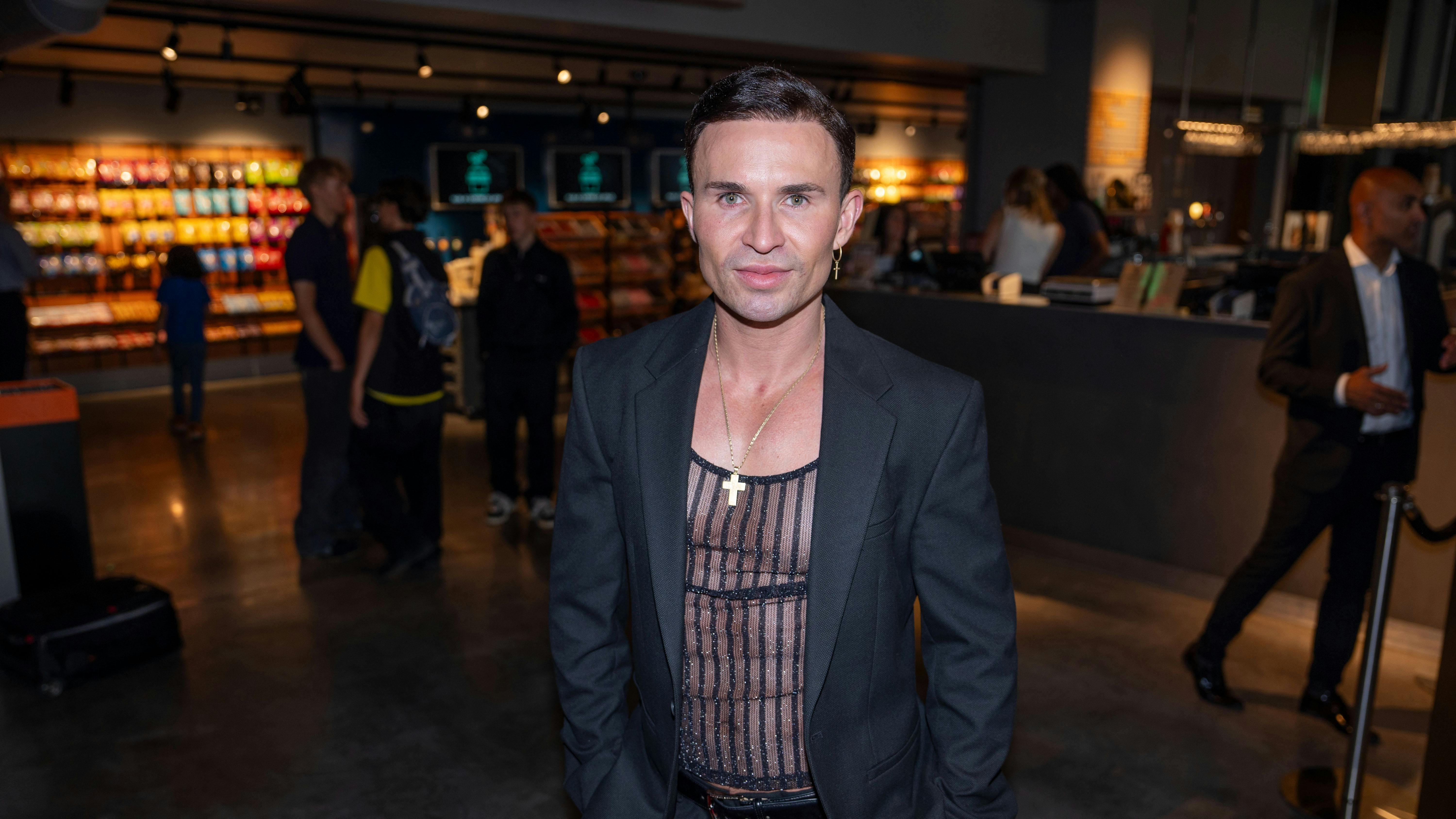 Premiere The BikeridersKlassisk rød løber. Straksbilleder ønskes. Jeg mødes med fotografen på stedet. Vi skal være der 17.45