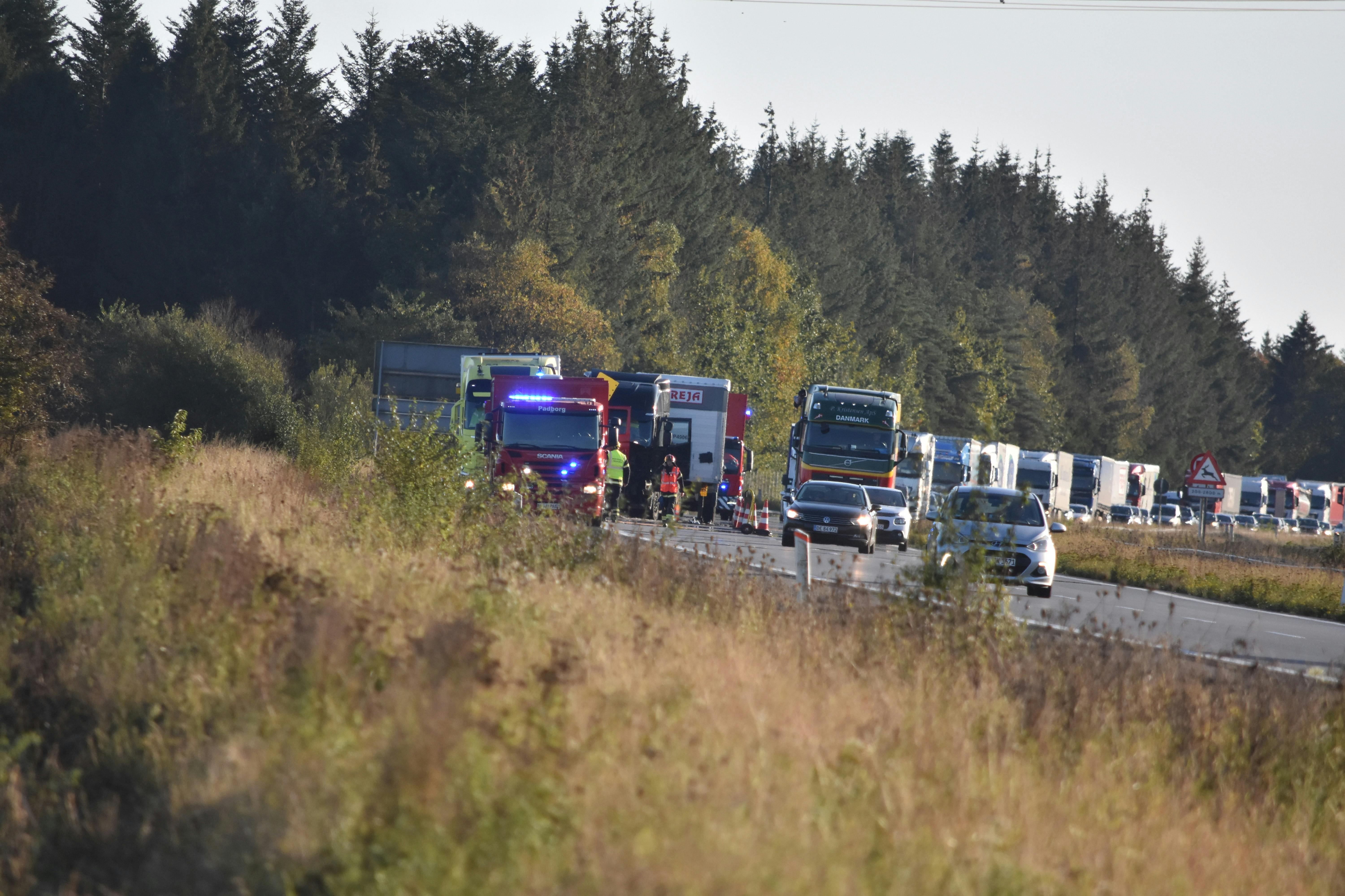 Et færdselsuheld med en lastbil har tirsdag eftermiddag lammet trafikken på den Sønderjyske Motorvej.