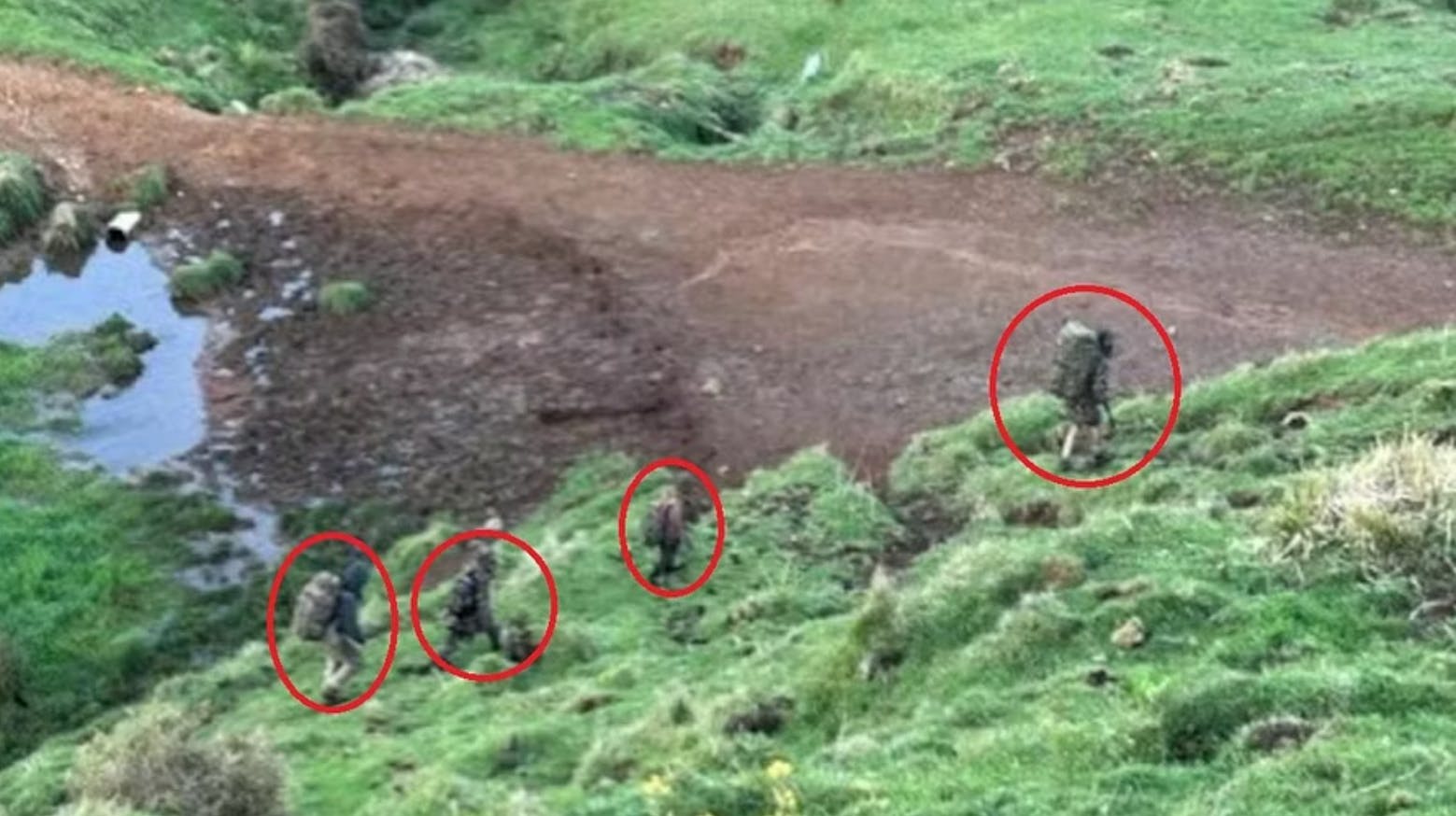 For første gang i næsten tre år er en far, der er på flugt med sine tre børn, blevet spottet i et uvejsomt terræn i New Zealands ødemark.