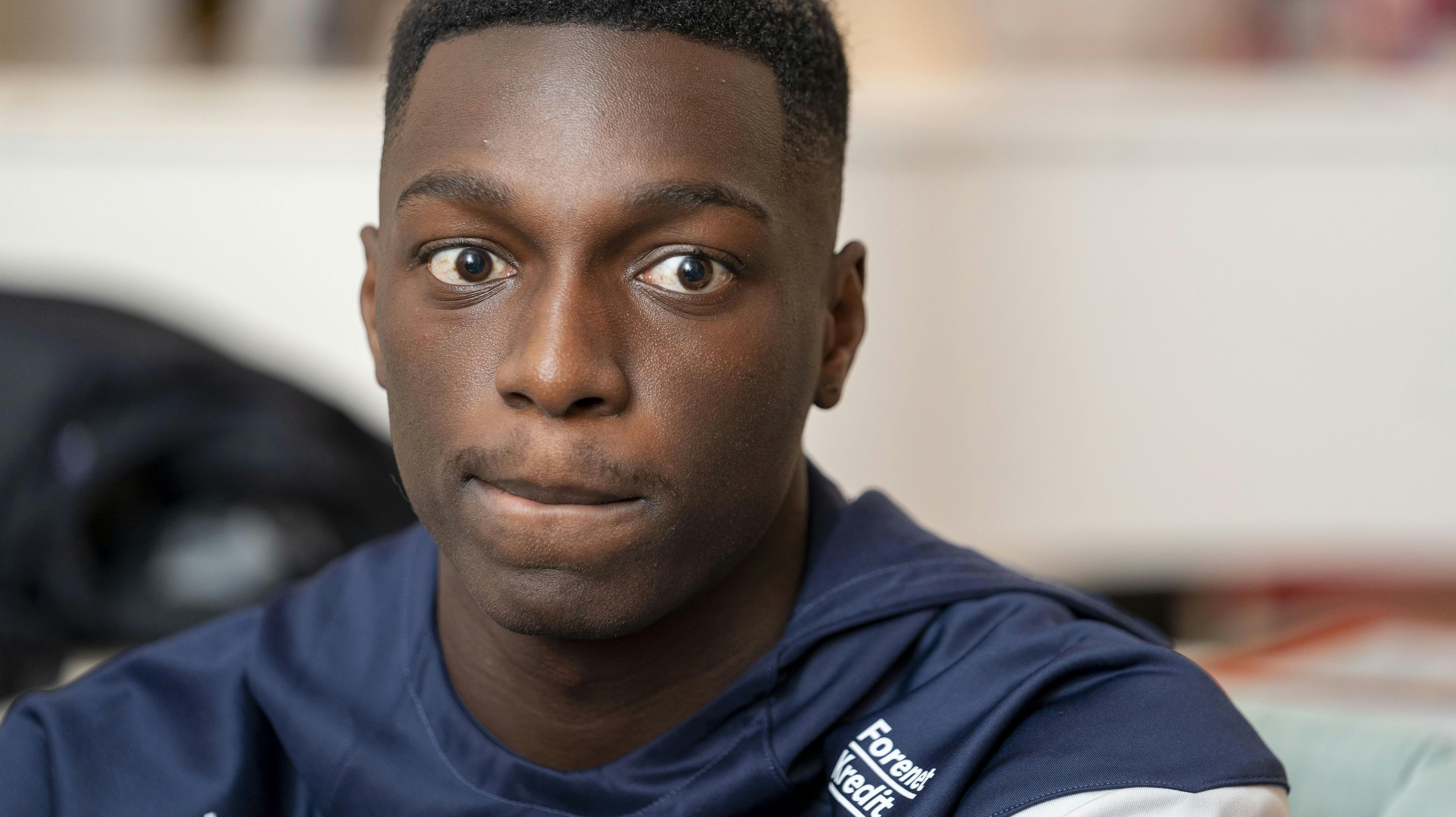 Mohamed Daramys kone Alia Hassouni skal føde i Danmark. Landsholdsangriberen sidder derfor klar på telefonen disse uger, så han forhåbentligt kan nå hjem fra Frankrig, når fødslen finder sted.