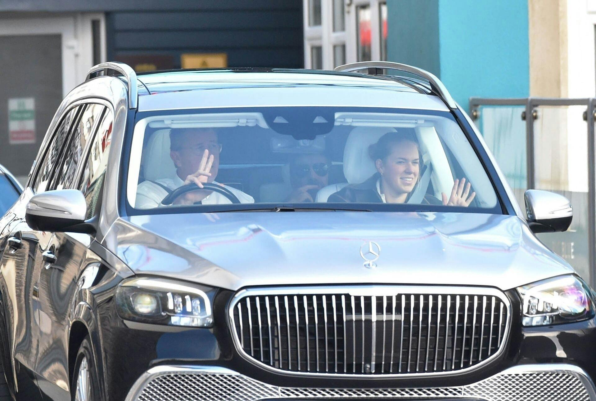 Simon Cowell gemte sig bag mørke solbriller, da han torsdag blev fotograferet i Blackpool.