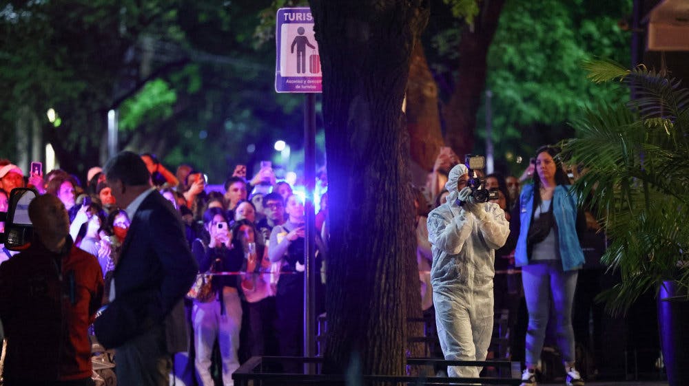 Flere tilhængere er mødt op nær Liam Paynes dødssted. Politiet er også fortsat til stede. 