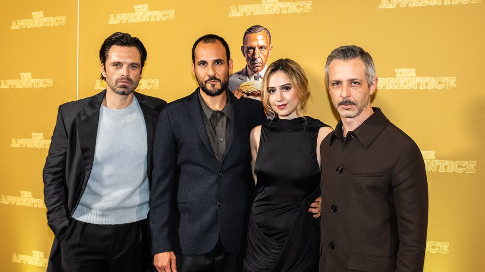 Den dansk-iranske instruktør Ali Abbasi (nummer to fra venstre) var sammen med skuespillerne Jeremy Strong, Maria Bakalova og Sebastian Stan til gallapremiere på "The Apprentice" i Imperial i København.  