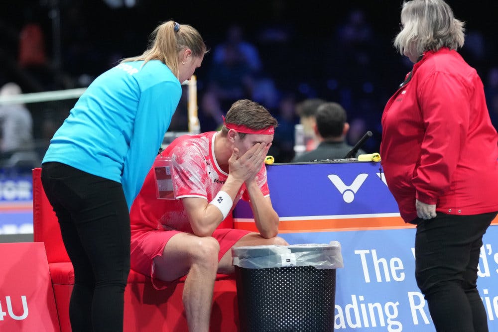 Viktor Axelsen er syg og må trække sig i andet sæt mod det franske stortalent Alex Lanier.