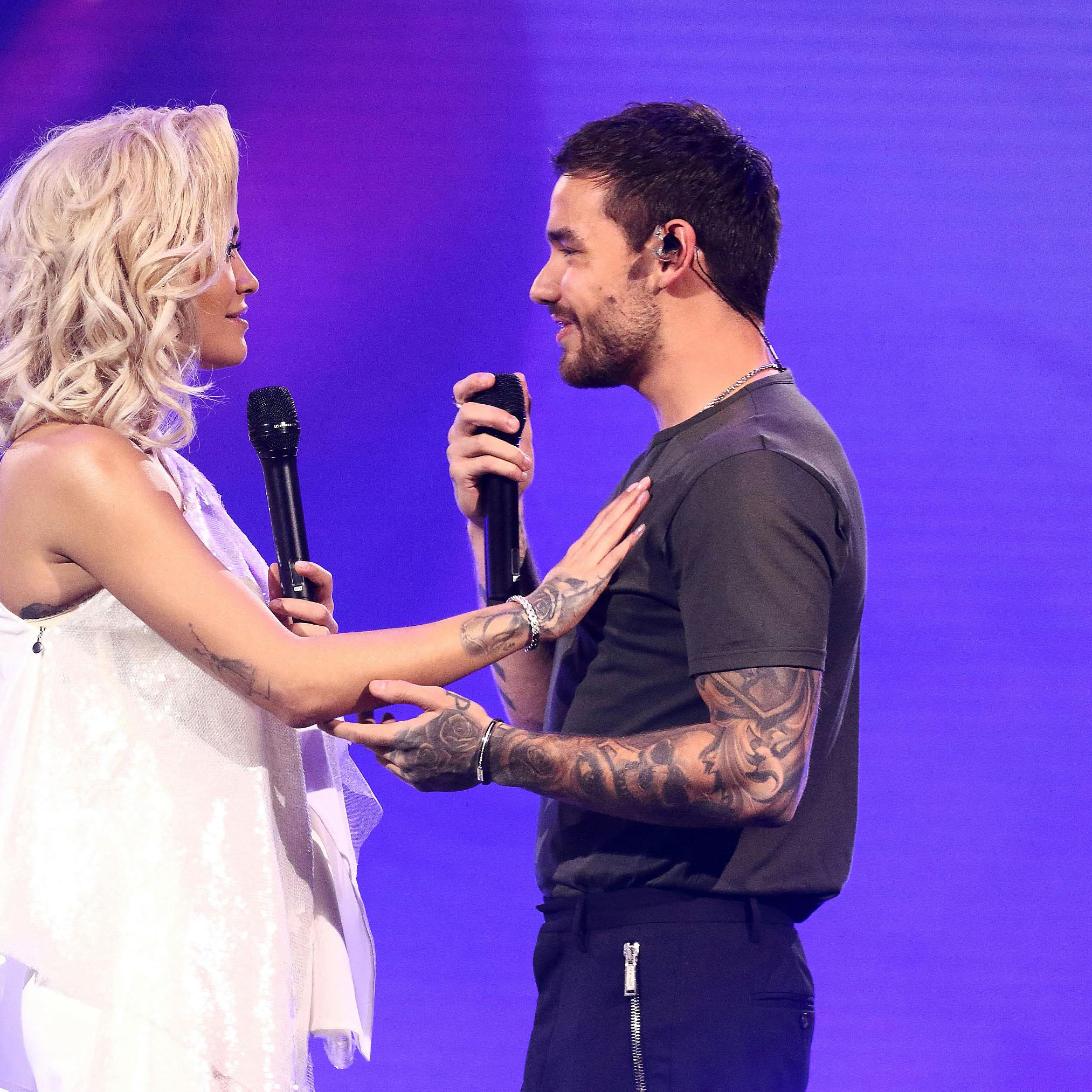 Rita Ora og Liam Payne stod bag "Fifty Shades"-hittet "For You". Men de var også gode venner privat, og derfor var det en rørt Rita Ora, som torsdag sang "For You" under en koncert i Osaka i Japan.