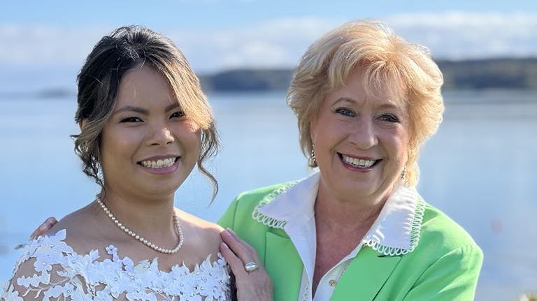 Dansktop-sangeren Birthe Kjær mødte pigen Maj på et børnehjem i Thailand, og nu er Maj blevet gift i en af Birthes smukke kjoler.