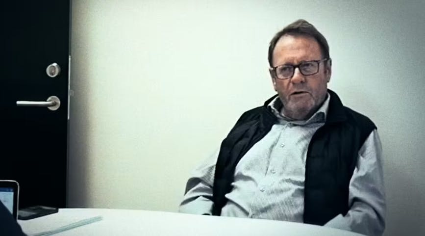 Politiet har beslaglagt fire millioner kroner i to selskaber med tråde til Carl Richard Christensen, kendt som Køge-Calle fra TV2-dokumentaren "Den sorte svane".