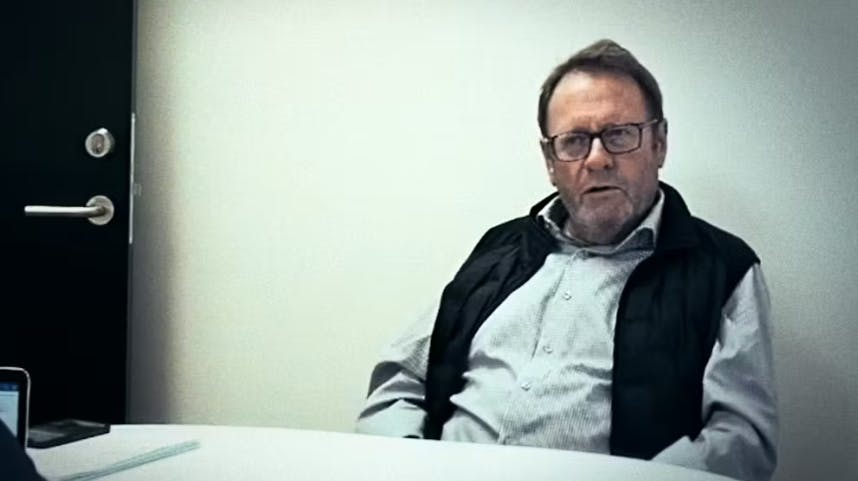 Politiet har beslaglagt fire millioner kroner i to selskaber med tråde til Carl Richard Christensen, kendt som Køge-Calle fra TV2-dokumentaren "Den sorte svane".