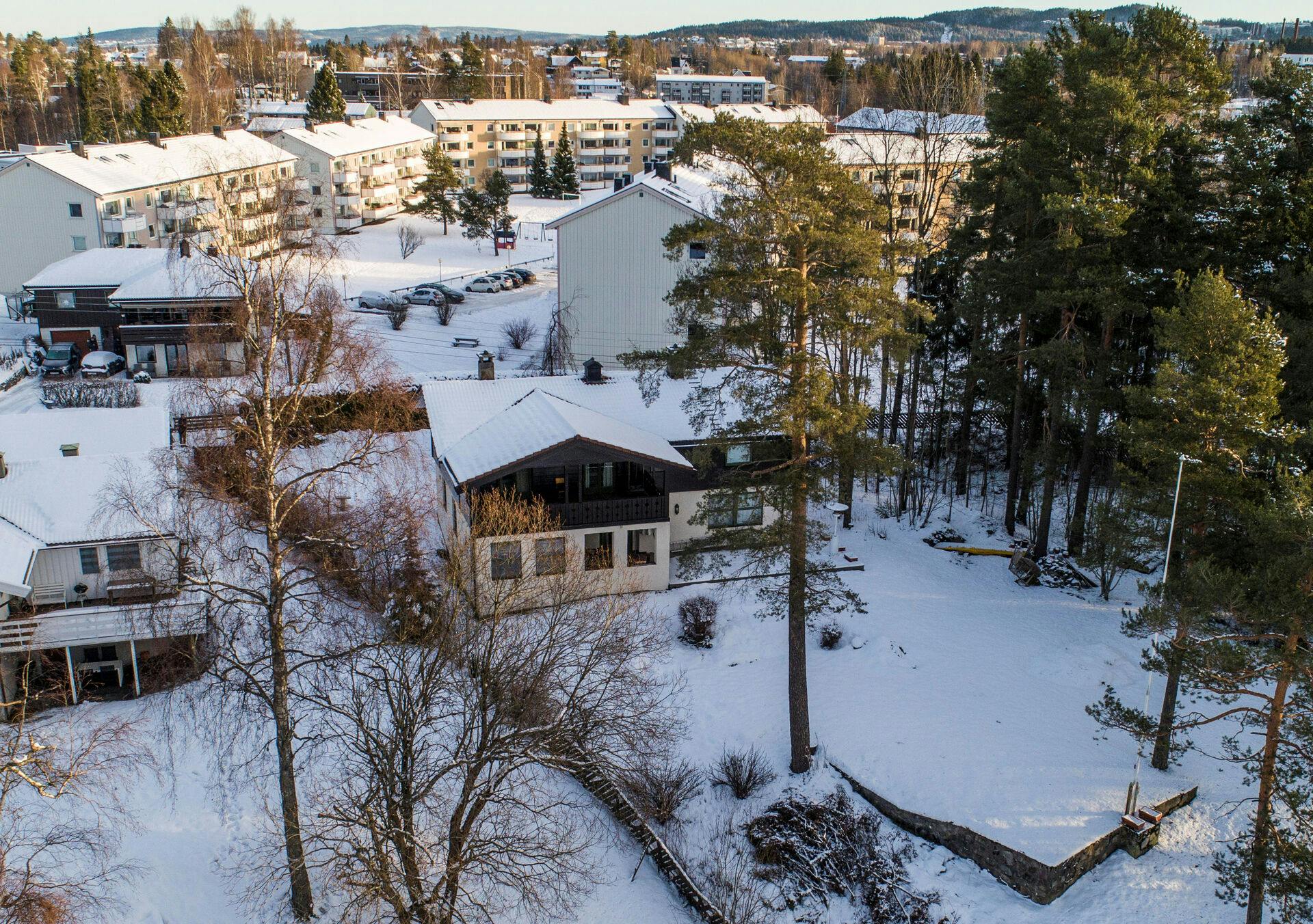 The house (C) of Norwegian real estate investor Tom Hagen and his wife Anne-Elisabeth Falkevik Hagen, who according to the authorities is suspected to have been kidnapped, in Fjellhamar, Norway January 9, 2019. Tore Meek/NTB Scanpix/via REUTERS ATTENTION EDITORS - THIS IMAGE WAS PROVIDED BY A THIRD PARTY. NORWAY OUT.NO COMMERCIAL OR EDITORIAL SALES IN NORWAY.