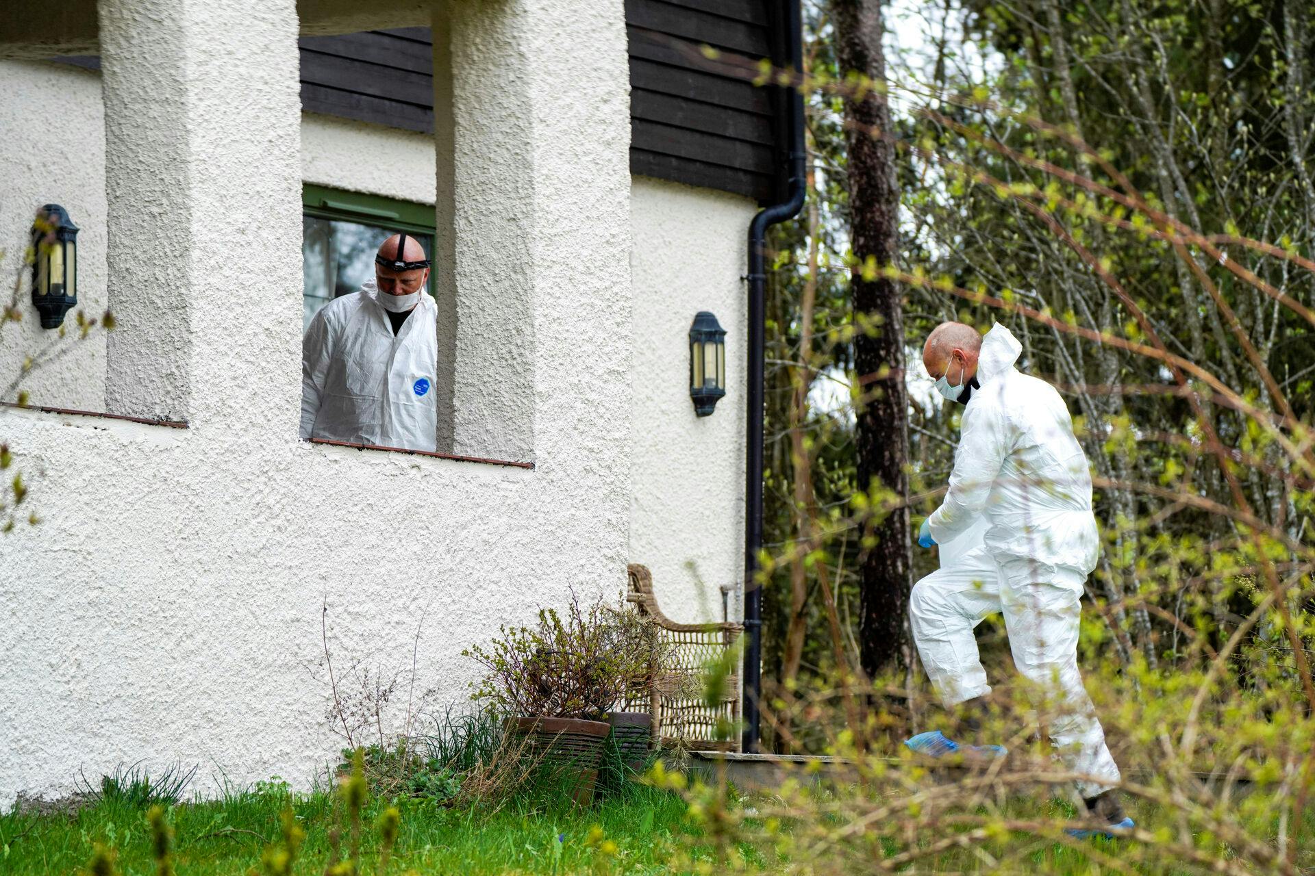 Police officers re-examine the home of the married couple Hagen after Anne-Elisabeth Hagen's husband Tom Hagen was arrested in a police action in Lorenskog, Norway, 28 April 2020. Heiko Junge/NTB Scanpix via REUTERS ATTENTION EDITORS - THIS IMAGE WAS PROVIDED BY A THIRD PARTY. NORWAY OUT.NO COMMERCIAL OR EDITORIAL SALES IN NORWAY.