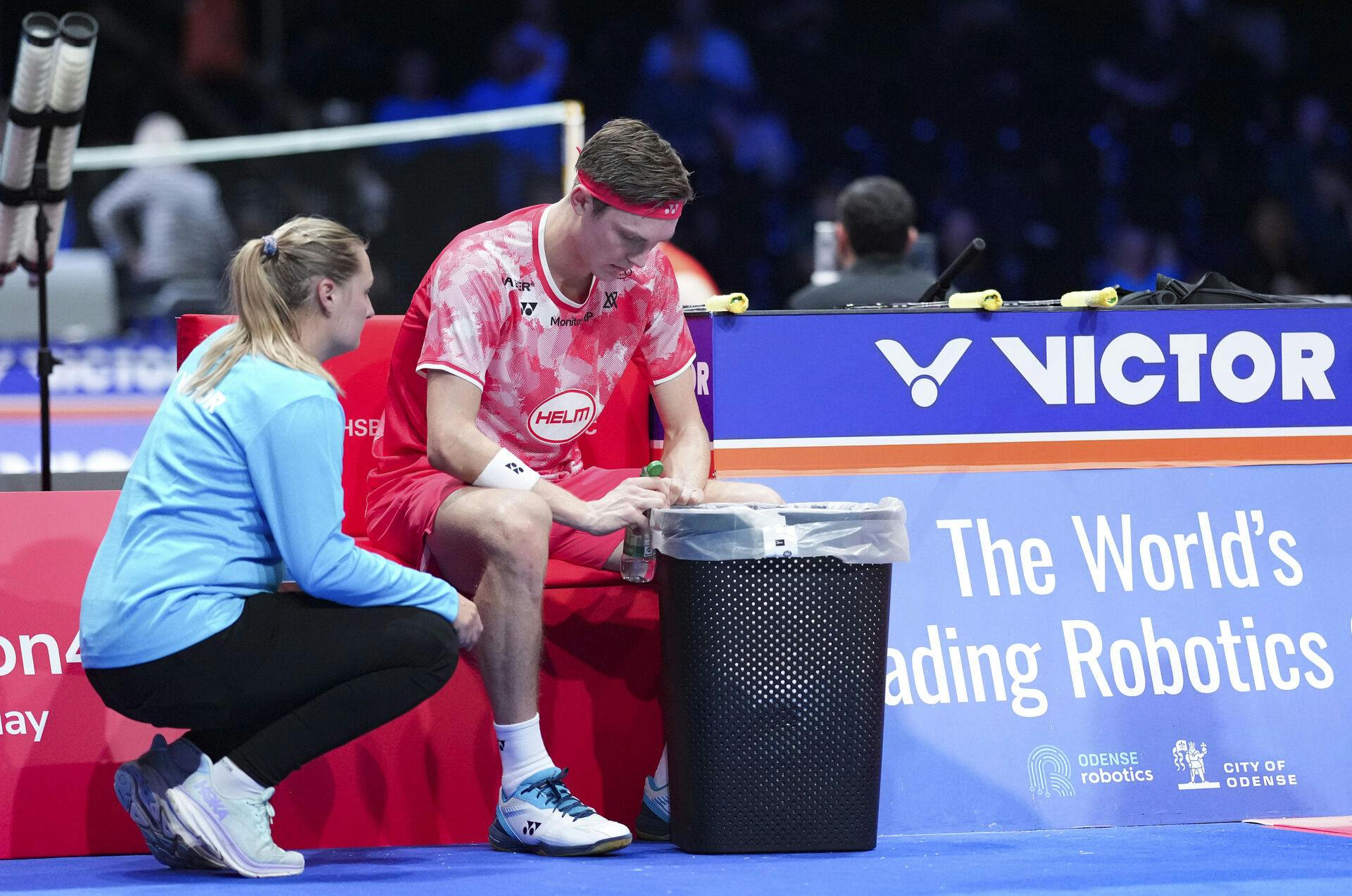 Viktor Axelsen måtte udgå syg efter opkast under herresingle i de indledende kampe i Victor Denmark Open i Odense torsdag den 17. oktober 2024. Han spillede mod Alex Lanier fra Frankrig.. (Foto: Claus Fisker/Ritzau Scanpix)