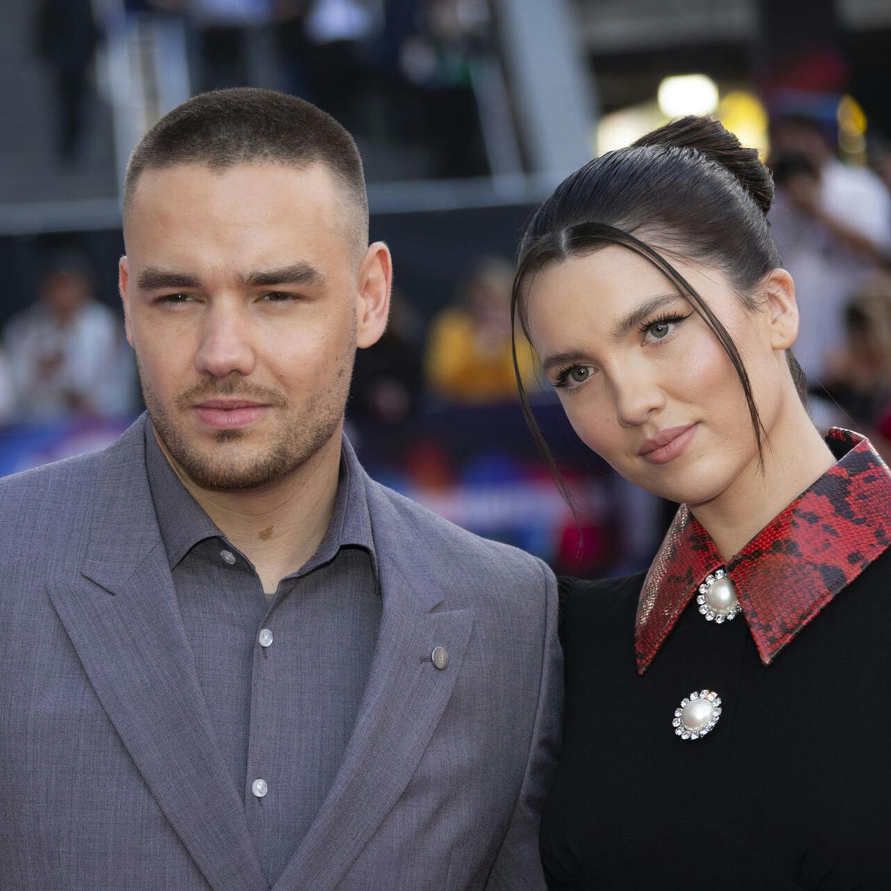 I Maya Henrys fiktive bog "Looking Forward", som er baseret på virkelige hændelser, er der beskrevet en situation, som minder skræmmende meget om rygterne om, hvordan Liam Payne mistede livet.