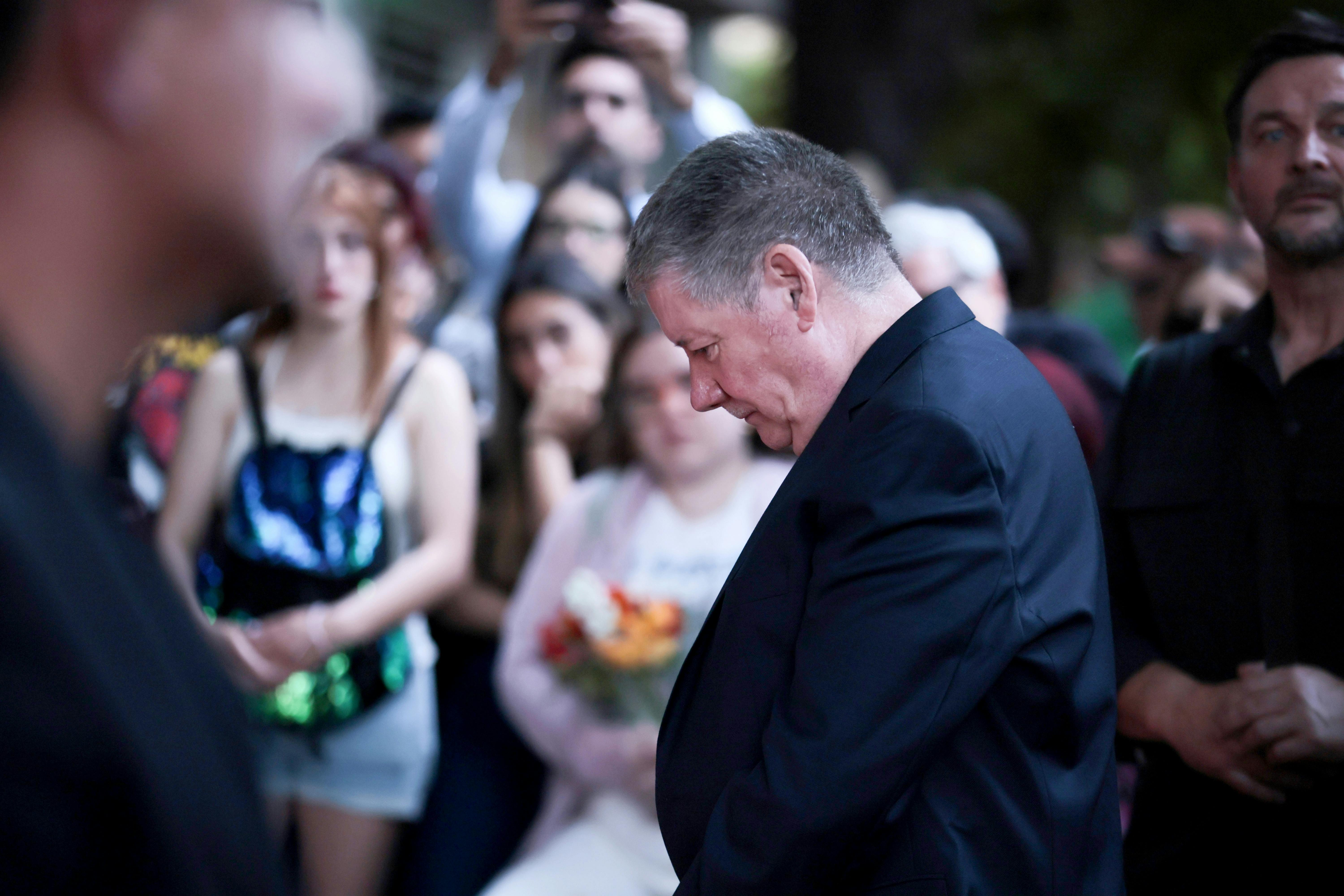 epa11667856 Geoff Payne (C), father of singer Lyam Payne, looks at a tribute to his son set up by fans in front of the hotel where he died, in Buenos Aires, Argentina, 18 October 2024. Geoff Payne met with the prosecutor investigating the incident, went to the morgue and asked to visit the hotel room where the 31-year-old musician fell. According to sources told to EFE, the repatriation of Payne's body to the United Kingdom could take between 10 to 15 days. EPA/JUAN IGNACIO RONCORONI