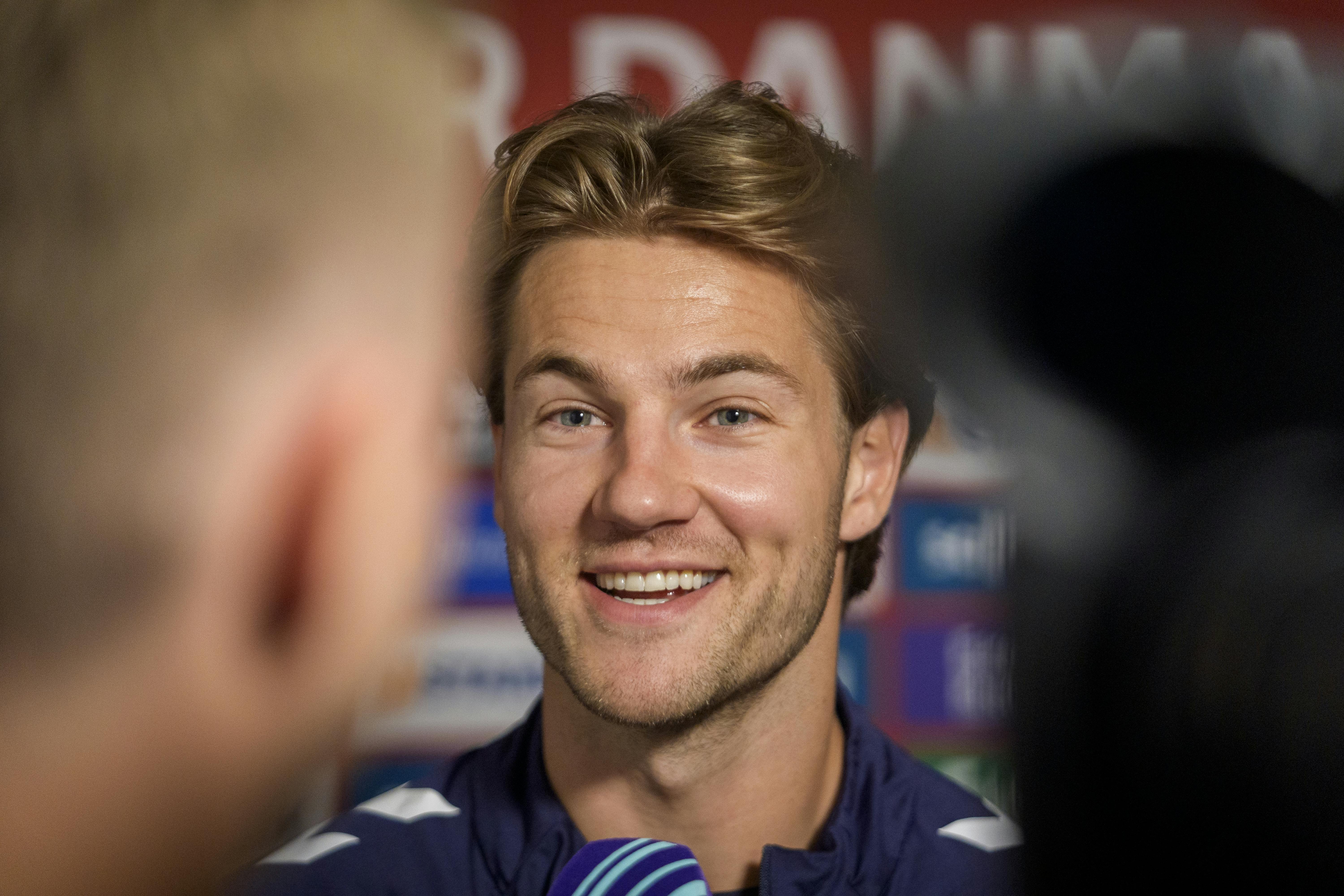-----Original Appointment-----From: Caroline Eiersø <caroline@sh.dk>Sent: 28. maj 2024 10:27To: Caroline Eiersø; Aller Foto og VideoSubject: Søren / SH / Mixed Zone Helsingør HerrelandsholdetWhen: 3. juni 2024 12:30-15:00 (UTC+01:00) Brussels, Copenhagen, Madrid, Paris.Where: Microsoft Teams Meeting Hej, Mandag skal jeg en tur til Helsingør og Hotel Marienlyst, da landsholdet er samlet til Mixed Zone-interviews. Foto - ingen video. Det er forbeholdt TV/rettighedshavere.  Fotograf: Søren Jul Lamberth