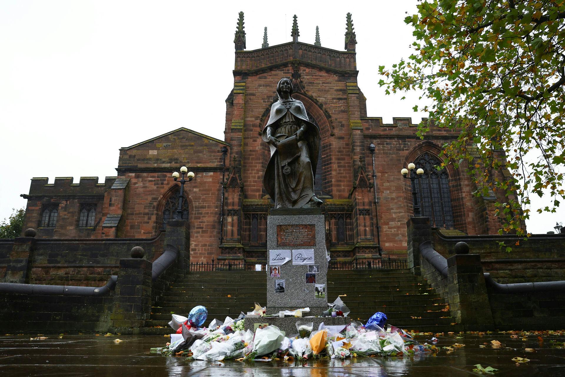 Der ligger blomster ude foran den såkaldte St. Peter's-kirke i Wolverhampton. Det er også nærliggende at tro, at det er her, at Liam Payne skal stedes til hvile. 