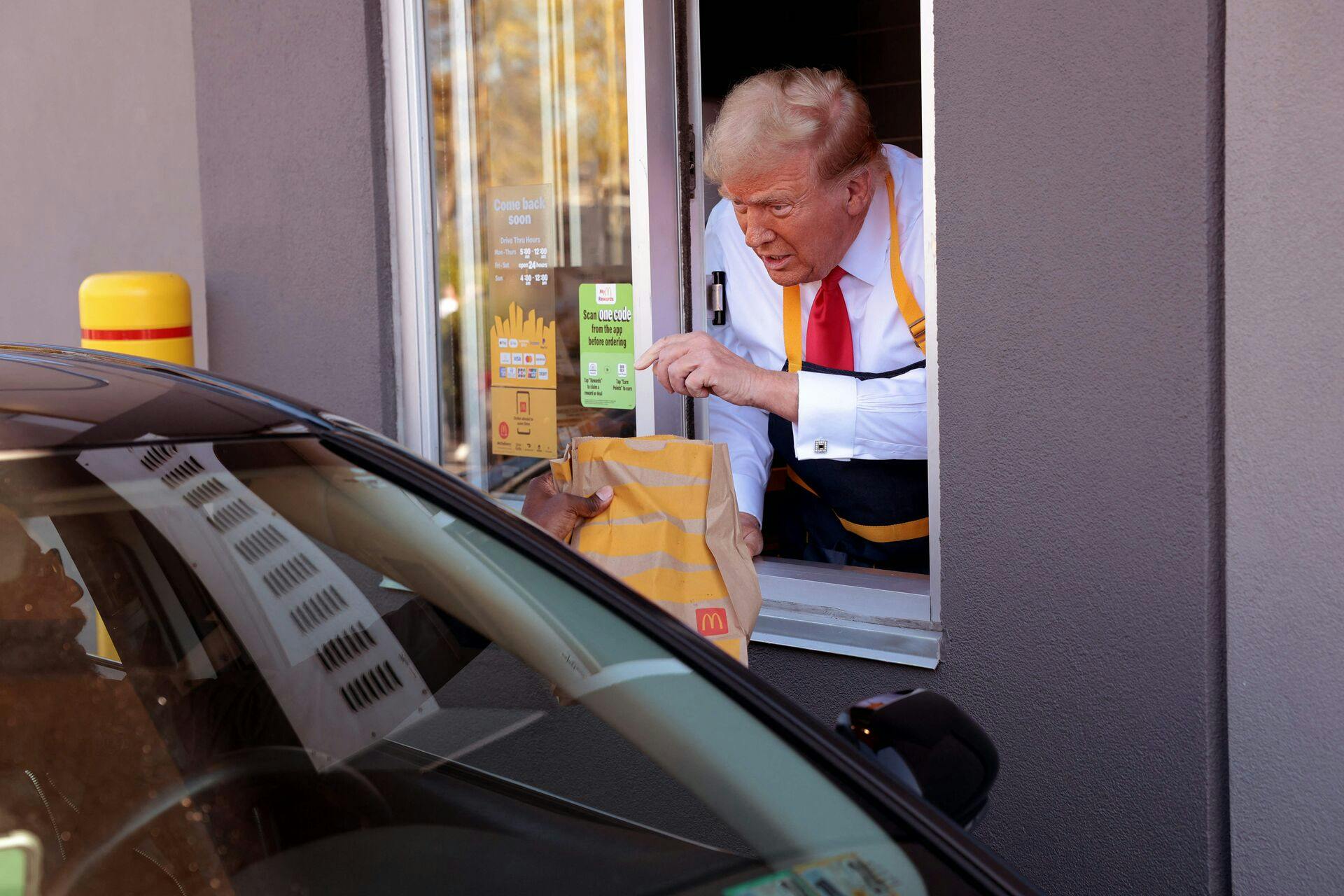 Trump tilbragte søndagen på at arbejde på en McDonald’s-restaurant i Pennsylvania. Imens besøgte hans præsidentkandidat en kirke. 