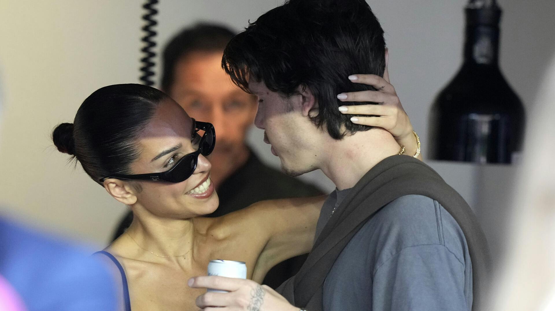 Det blik siger vist alt: 29-årige Jackie Apostel er smaskforelsket i den ti år yngre Cruz Beckham.