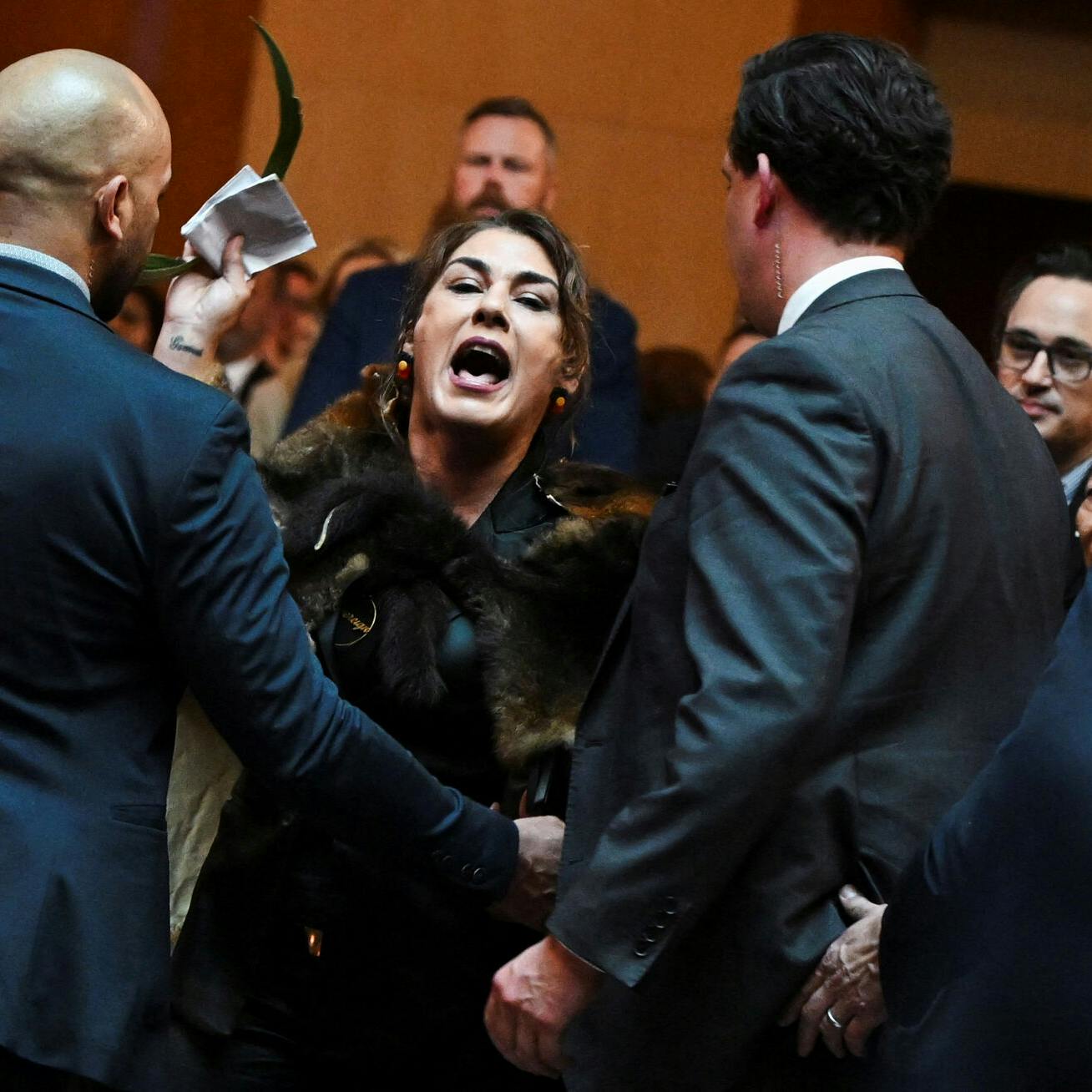 Lidia Thorpe råbte ad kong Charles, at "han ikke var hendes konge", at "Australien ikke er hans land", og så forlangte hun også, at han skulle "give det tilbage, han havde stjålet".