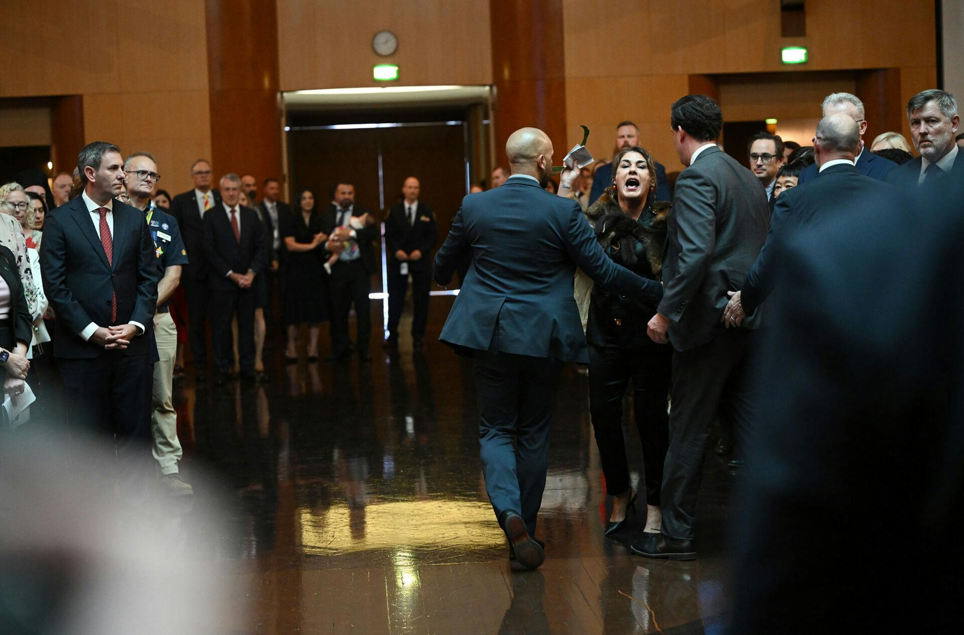 Efter råberiet blev senatoren eskorteret ud af Parlamentet.