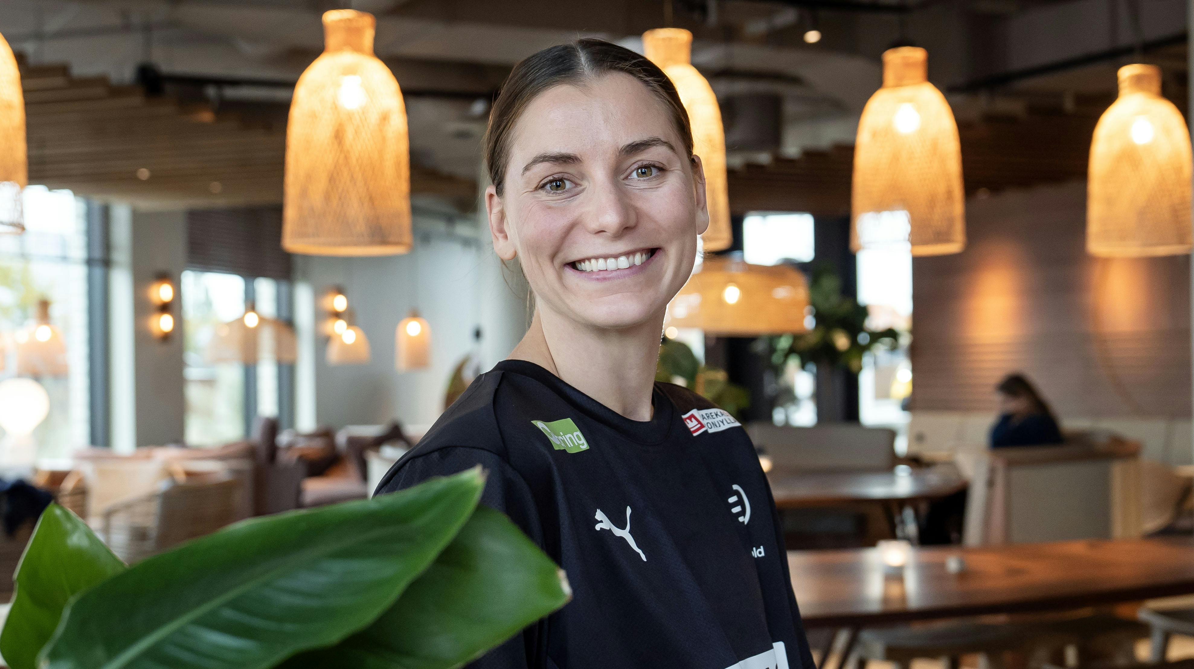 Landsholdet er samlet for første gang siden OL. For lidt mere end en måned siden blev bronzen fejret på Fredensborg Slot, og her var særligt Mie Højlunds mor misundelig over datterens møde med dronningen.