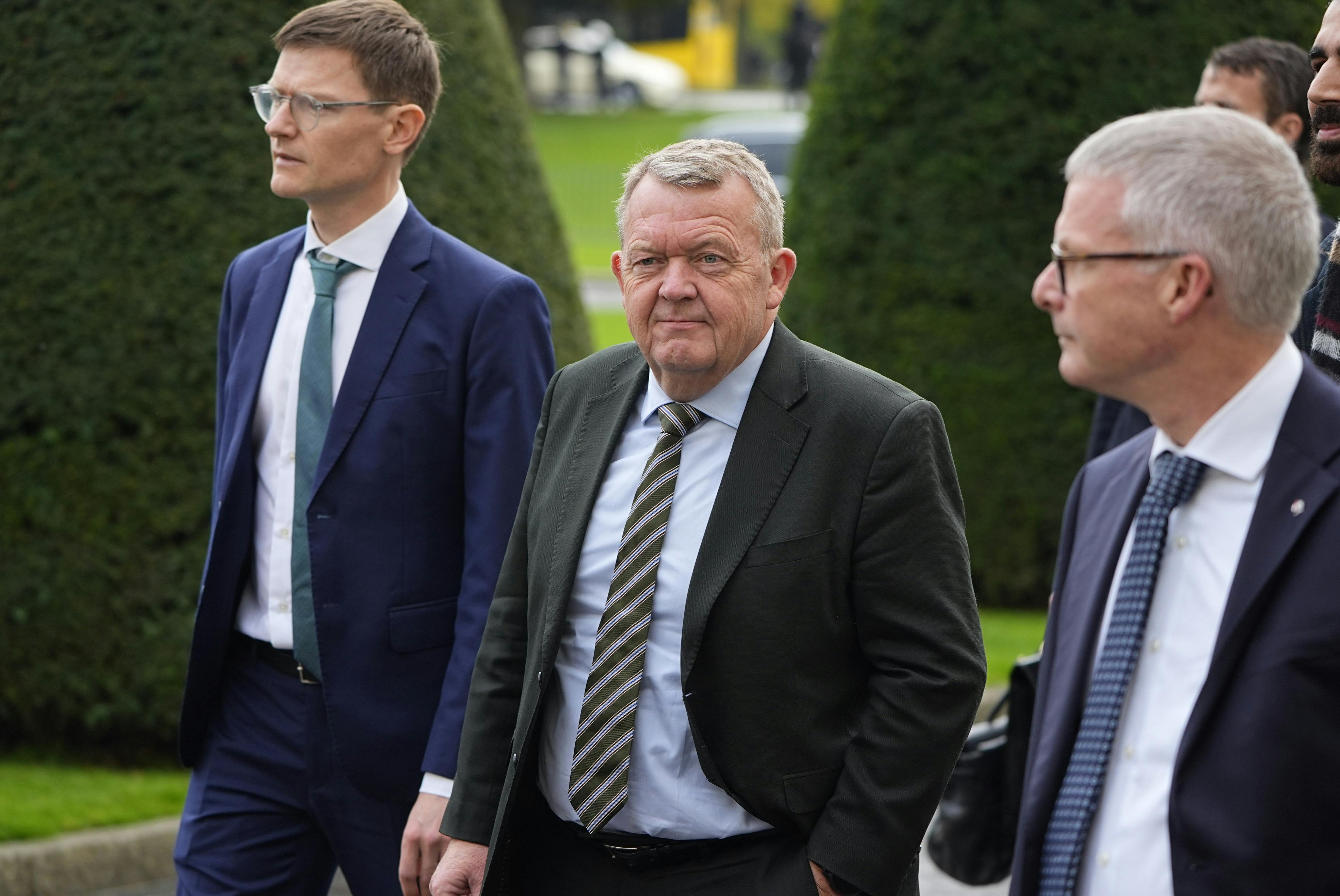 Kongeparret ledsages af udenrigsminister Lars Løkke Rasmussen (M).