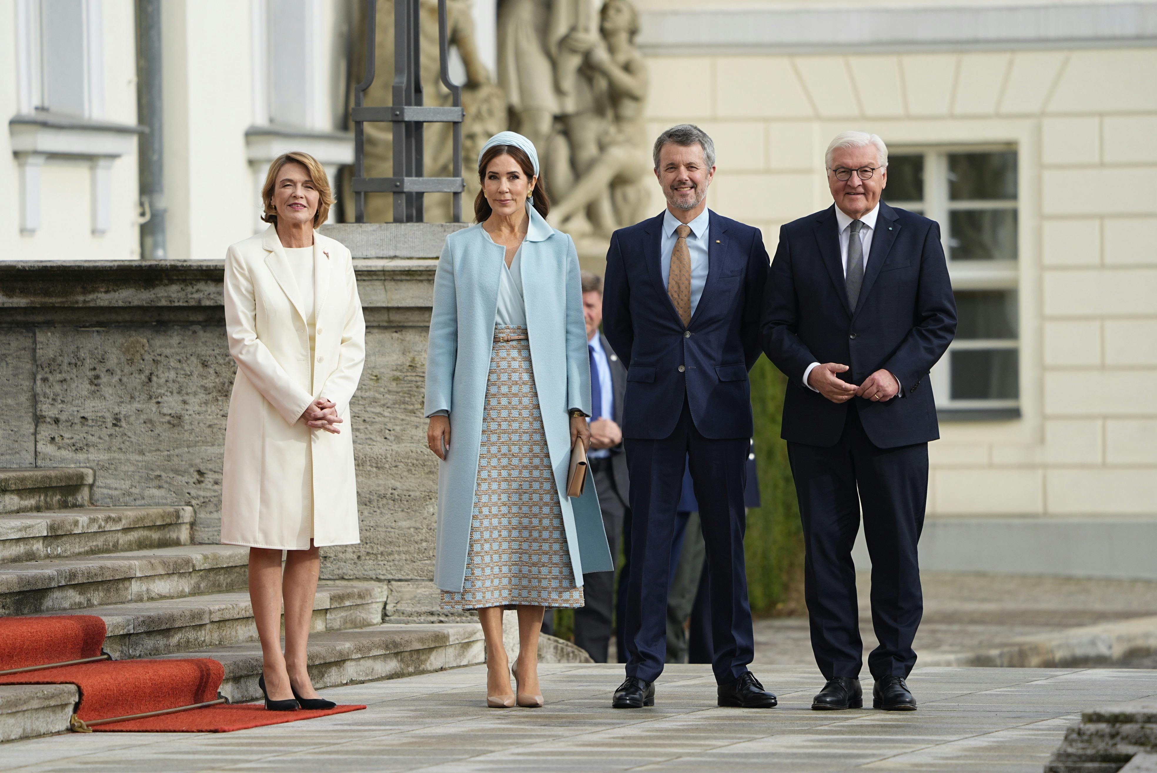 Mandag formiddag modtages kongeparret af Tysklands forbundspræsident, Frank-Walter Steinmeier, og hans hustru, Elke Büdenbender.