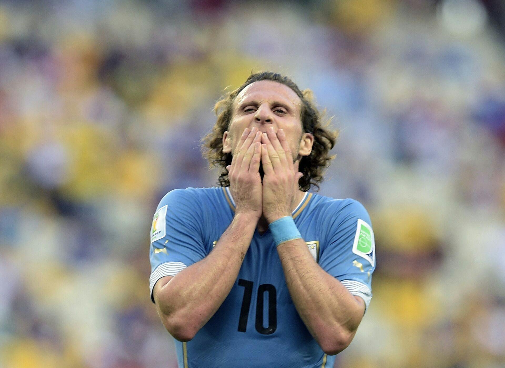 Uruguay's forward Diego Forlan gestures during a Group D football match between Uruguay and Costa Rica at the Castelao Stadium in Fortaleza during the 2014 FIFA World Cup on June 14, 2014. AFP PHOTO / DANIEL GARCIA