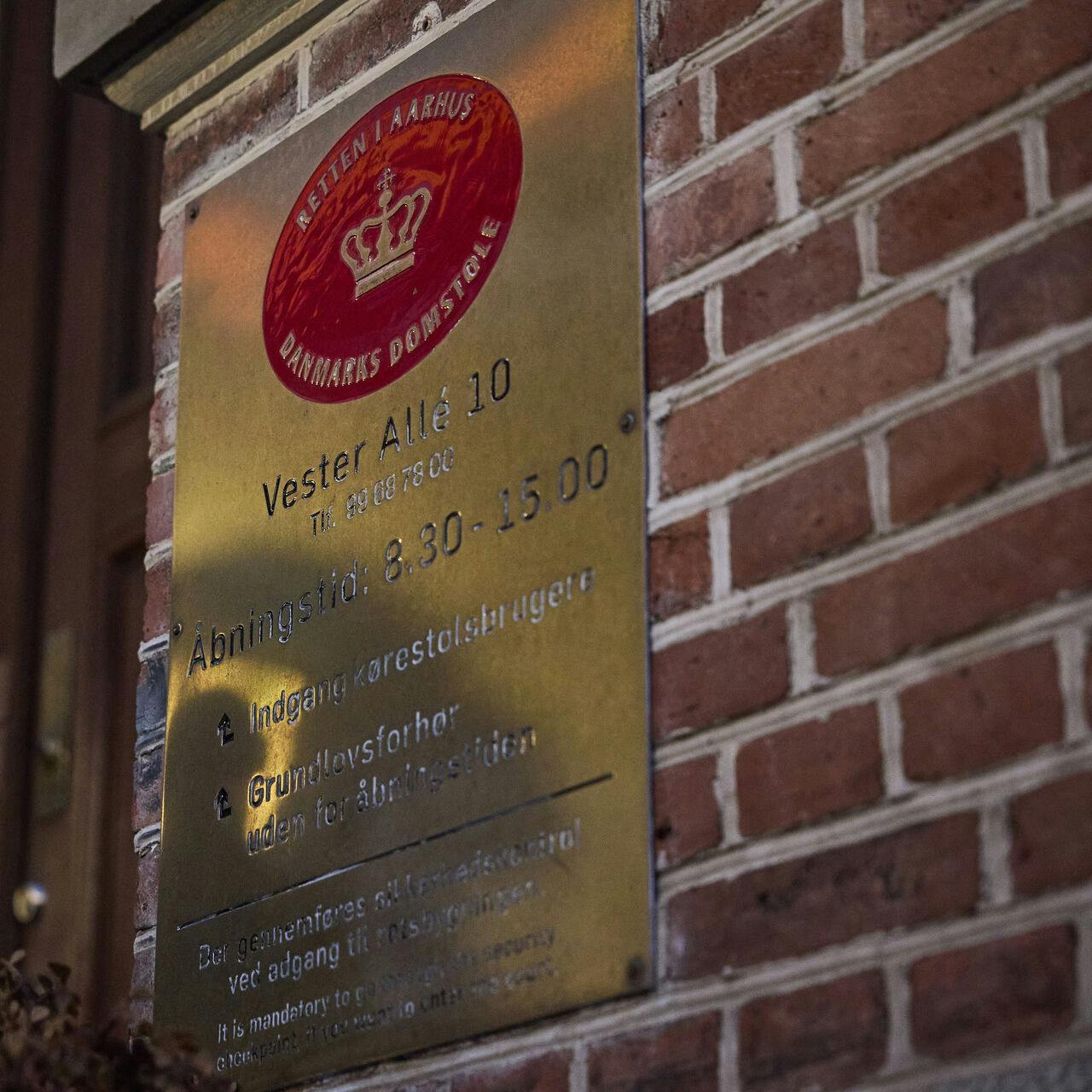 Mette Grith Stage og Dennis Knudsen foran byretten i Aarhus onsdag den 20. december 2023. Dennis Knudsen er tiltalt for vold mod en ansat ved Molslinjen, for vanvidskørsel på havnen i Aarhus, og for hærværk mod bommene ved færgelejet og tre af rederiets computere.. (Foto: Mikkel Berg Pedersen/Ritzau Scanpix)