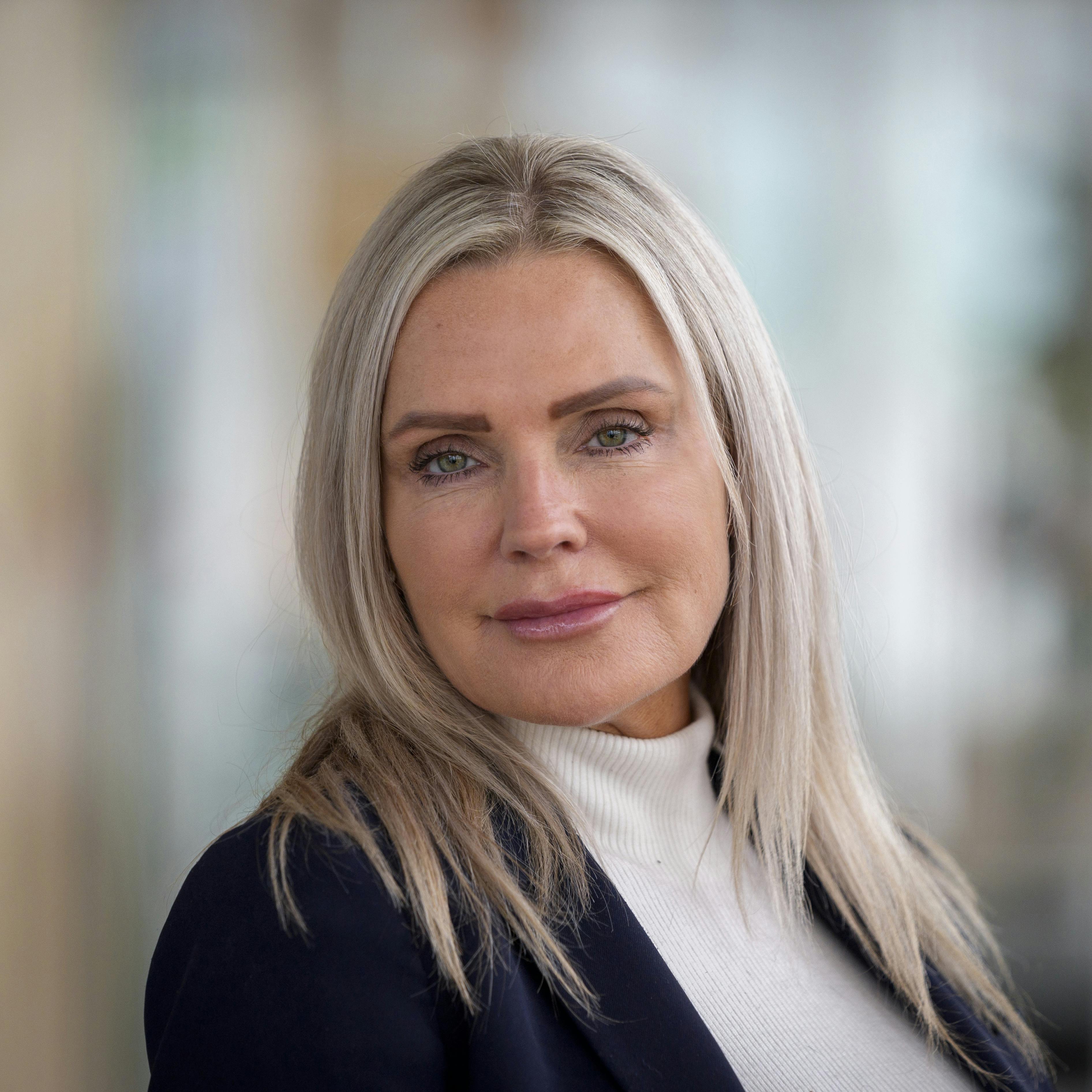 21 oktober 2024. Kl 1230 i AllerhusetJeg optager Sladderministeriet med Janni Ree og Jeppe Stokholm. Jeg vil meget gerne have billeder af parret sammen, både glade og seriøse, men også meget gerne hver for sigJournalist: Fredrikke StageFotograf: Søren Jul Lamberth