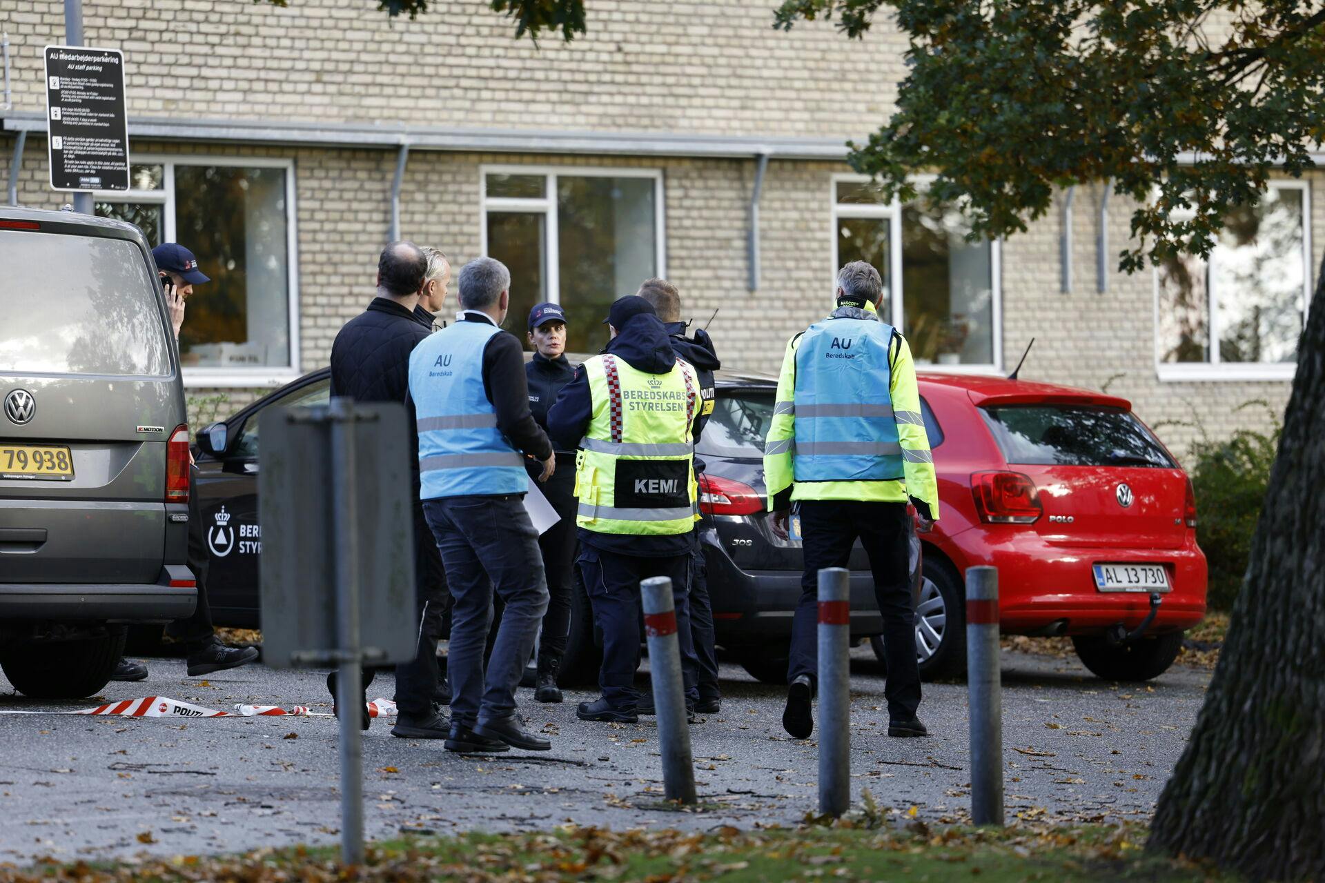 Østjyllands Politi har evakueret to bygninger på Aarhus Universitet.